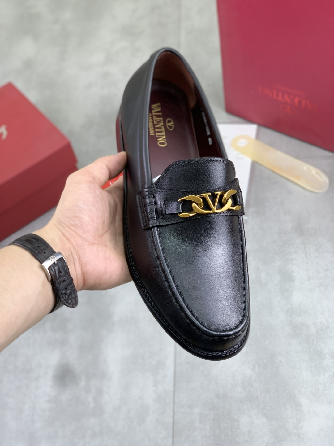 NO:851795,[Real price] Water dyed cowhide, the main popular style, business series leather shoes VALENTNO Valentino leather shoes series, the uppers are made of Italian imported calfskin, the atmosphere is more fashionable, eye-catching and high-end. It will subvert the old ideas and be a must-have for fashionistas who want to spend time with you! Must keep it for yourself! High-end comfort and low-end, high-end quality; original outsole, size 38-45, multiple colors available, valentino, valentino, cowhide19860909【实价】水染牛里 主推爆款 商务系列皮鞋 VALENTNO 华伦天奴皮鞋系列,鞋面采用意大利进口小牛皮,大气个性更潮更抢眼更追求档次 它将颠覆旧念,与您共度时尚潮人必备! 必自留 ! 高大上的舒适大低 高端品质做；原版大底 码数38-45 多款颜色可选,,valentino,valentino,cowhide,Men's shoes