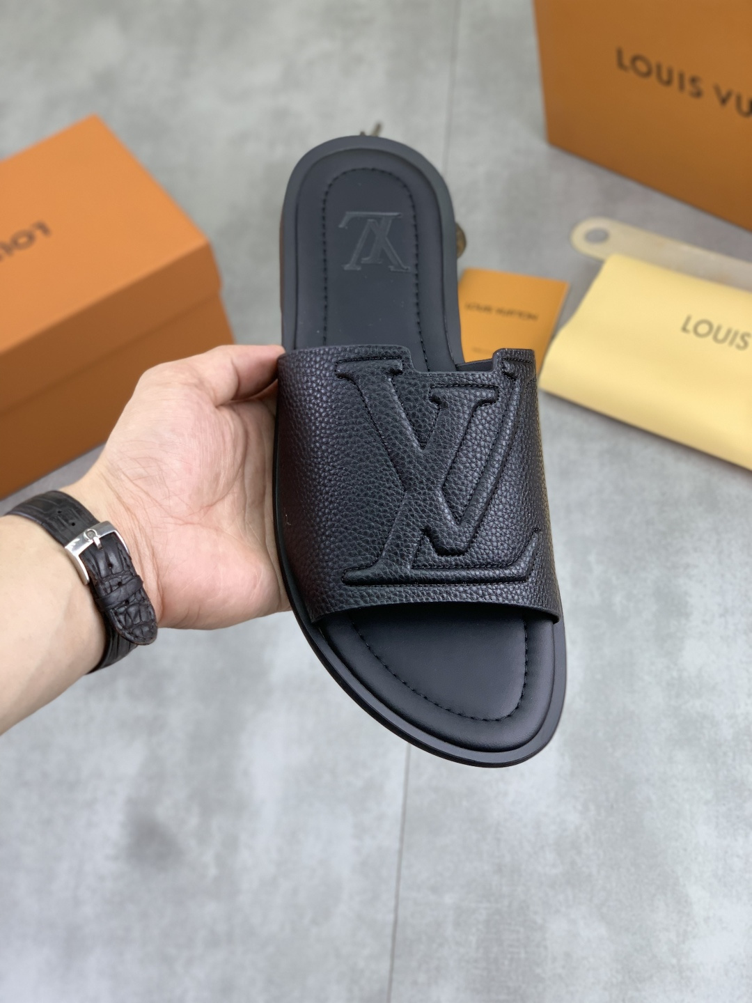 NO:851824,Real price, high quality [LOUIS VUITTON] water-dyed cow leather, original order, new slipper series LV Louis Vuitton * - top version of LV classic semi-slippers!  Use imported original pebbled cowhide and original high-end rubber outsole!  High quality products!  Multiple colors available, code number 39-44 (38 45 customized), louis vuitton, louis vuitton, louis vuitton, slippers, cowhide19860909实价 高品质【LOUIS VUITTON）水染牛里 原单 新款拖鞋系列LV路易威登 *——顶级版本 LV经典半拖皮鞋！选用进口原版荔枝纹牛皮 原版高端橡胶大底！高品质精品！颜色多色可选 码数39-44（38 45定做）,,louis vuitton,louis vuitton,louis vuitton,slippers,cowhide,Men's shoes