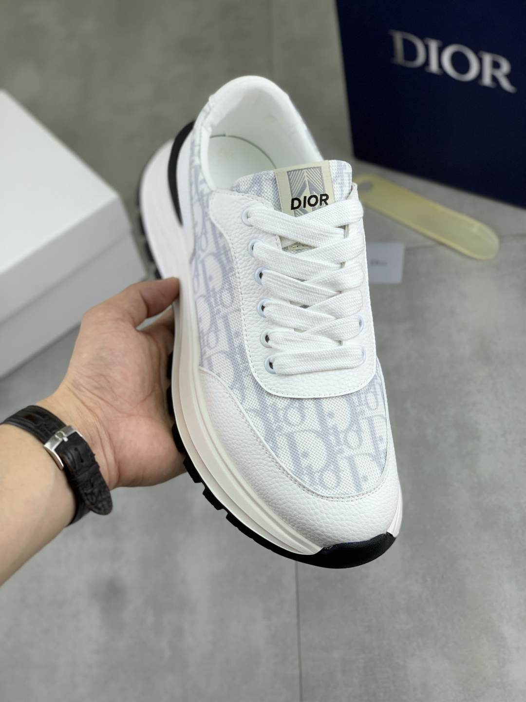 NO:851805,[Real price] [Dior] Dior's original lace-up low-top men's shoes, classic casual shoes. This model is the official flagship model. It has high quality and is made by famous designers from the original factory. It is made of high-quality cowhide with original materials, comfortable and breathable mesh lining and pigskin insoles. The perfect last shape and generous and fashionable design have attracted many consumers. Suitable for drivers to drive. What they want is the best quality in the market. Available in 3 colors. Code number 38--44 (45 customized), dior, dior, cowhide19860909【实价】【Dior】迪奥原版系带低帮男鞋 经典款休闲鞋本款是官方主打经典款,质量,原厂名师制作,采用优质牛皮配原版材料舒适透气网布內里猪皮鞋垫,完美楦型,大方时尚的设计,吸引了众多消费者的追捧,适合司机驾车行驶,要的就是市场最品质,颜色3色 码数38--44（45定做）,,dior,dior,cowhide,Men's shoes