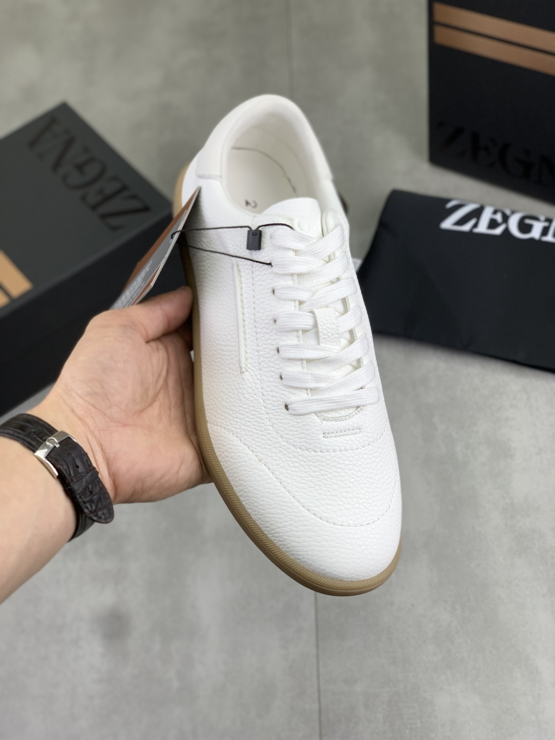 NO:852011,Real price [ZEGNA] Zegna - high-end quality original order casual shoe series - upper brand high-end frosted cowhide, injection molded brand corns - original sheepskin lining - original molded outsole exquisite packaging - ultra-high quality control·fine workmanship highlighted (high-end·nobility·grade) -Size 38-44 (45 custom-made),,zegna,cowhide,sheepskin19860909实价【ZEGNA】杰尼亚 -高端品质 原单 休闲鞋系列 -鞋面品牌高端磨砂牛皮,注塑品牌鸡眼 -内里原版羊皮内里 -大底原版成型大底 精品包装 -超高品控·做工精细凸显(高端·贵气·档次) -Size 38-44（45定做）,,zegna,cowhide,sheepskin,Men's shoes