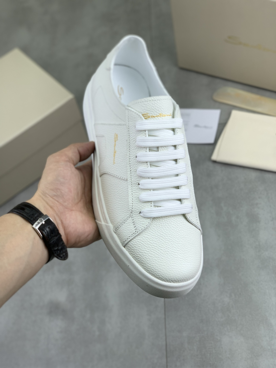 NO:851993,Real price, high quality [Santoni] European Santoni/new sports and casual shoes, the original version is online at the same time. The original shoe is developed, very comfortable on the foot, fine workmanship, the upper is made of first-layer cowhide, with the brand logo on the side, the original soft foam outsole, casual and fashionable, high-end quality, size 38-45, exquisite packaging,,cowhide19860909实价 高品质【圣东尼】欧洲Santoni/新款运动休闲鞋 同步上线原版本 原鞋鞋开发,上脚非常舒适 做工精细 鞋面由头层牛皮制成,侧边饰有品牌logo标志 ,原板柔软组合发泡大底,休闲时尚,高端品质,码数38-45 精品包装,,cowhide,Men's shoes