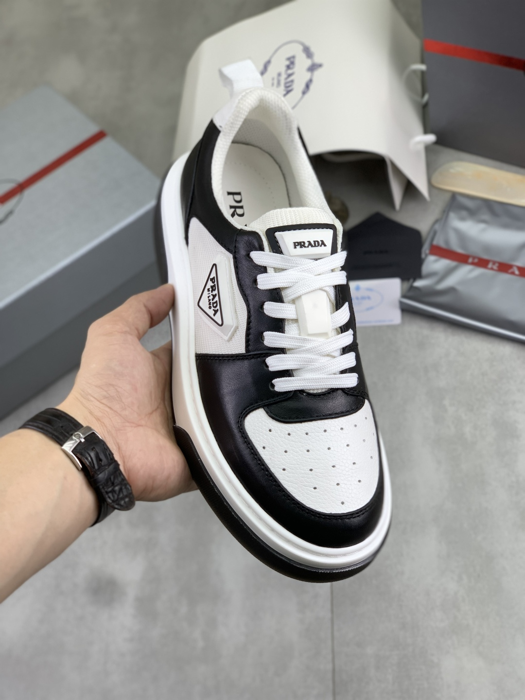 NO:851978,[Real price] The latest popular model on the official website, the trendy brand (Prada) mainly promotes the popular model, avant-garde and versatile fashionable men's shoes, private version mold opening, cowhide surface splicing 11.. Stylish and simple, original imported cowhide lining and cowhide feet; the atmosphere and personality are more fashionable, eye-catching and pursuing class. It will subvert the old idea and be a must-have for fashionistas who want to spend time with you! Must keep it! Tall and comfortable, high-end workmanship. Size 38-44  2 colors available.,,prada,prada,cowhide19860909【实价】最新款 官网爆款上市, 潮牌（普拉达Prada）主推爆款,前卫百搭时尚男鞋私版开模,牛皮面拼接11..时尚干脆、原版进口牛皮内里牛皮垫脚；大气个性更潮更抢眼更追求档次,它将颠覆旧念,与您共度时尚潮人必备! 必自留 ! 高大上的舒适大低,高端品质做工.码数38-44 2色可选.,,prada,prada,cowhide,Men's shoes
