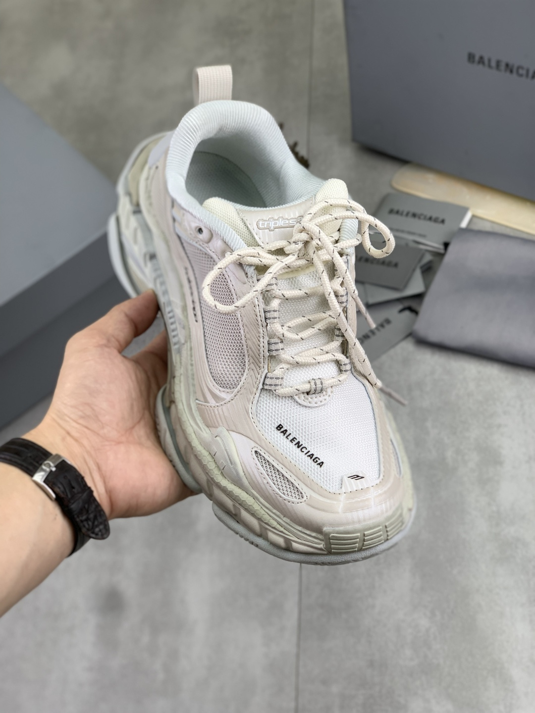 NO:851949,Real price Balenciaga Triple S .2 Thick-soled lace-up low-top Balenciaga is designed by Cristobal Balenciaga, a great genius designer who is known as the representative of the twentieth century.  For more than half a century since the brand was founded, Balenciaga has been famous in the fashion industry for its fashion and elegance. Its themed products include women's and men's handbags, motorcycle bags, and fashion. After Wang Daren resigned as the brand designer in 2015, the brand's style has undergone earth-shaking changes. With its extremely popular street style, Balenciaga has quickly dominated major fashion weeks and fashion circles. 36-46,,balenciaga,balenciaga19860909实价 Balenciaga巴黎世家 Triple S .2 厚底系带 低帮  Balenciaga是由被誉为代表二十世纪的伟大天才设计师 CristobalBalenciaga 创立的,在品牌创立的大半个世纪以来,巴黎世家一直以时尚、典雅闻名于时装界,它的主题产品有女士和男士提包、机车包、和时装,在15年王大仁卸任品牌设计师后,品牌的风格发生了翻天覆地的变化,凭借着人气超高的街头风、等迅速霸屏各大时装周和时尚圈. 36-46,,balenciaga,balenciaga,Men's shoes