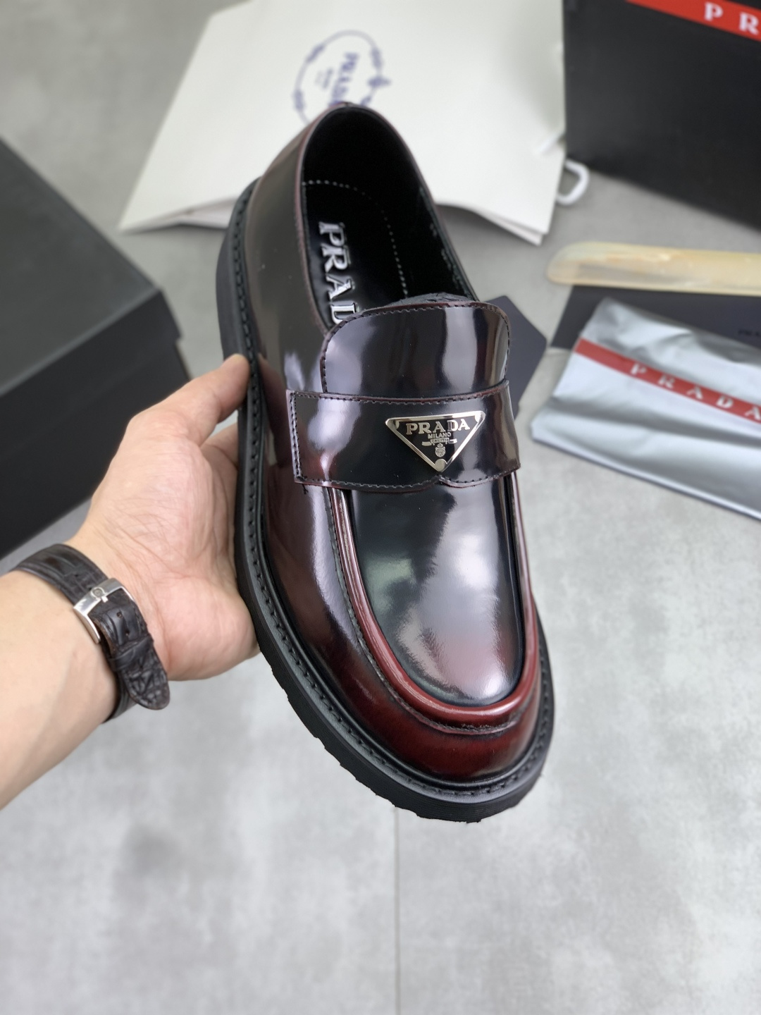 NO:853135,Real price PRADA top version Prada's new casual leather shoes. Original purchase and development. Prada men's classic series. Technological breathable fabrics with cowhide. Casual sports shoes. Casual sports dad shoes combine high-tech breathable materials with cowhide. P's exclusive button decoration on the side. The outsole is full of P italic design and bright colors to show vitality and continue the brand design inspiration. Walk lightly in the city and feel unrestrained and comfortable. Delivered in exquisite packaging. Fabric original custom calfskin with breathable material.  Lined with cowhide and lined with cowhide feet. Outsole is made of open-molded TPU foam material. Bottom thickness is 3.5CM. Size Men's 38-44 (customized at 45). Black and burgundy colors available, prada, prada, sneakers, cowhide19860909实价 PRADA 顶级版本 普拉达新款休闲皮鞋 原版购入开发 做货 普拉达家男士经典系列 科技透气面料搭配牛皮 休闲运动鞋 休闲之履运动老爹鞋结合高科技透气材质与牛皮,侧面P家专属纽扣装饰 大底满满P斜体设计和鲜艳色彩展现活力,延续品牌设计灵感.轻盈漫步都市,感受无拘舒适. 配送精美包装 面料原版定制小牛皮配透气材质 内里牛皮内里牛皮垫脚 大底开模TPU发泡材质 底厚3.5CM Size 男款38-44（45定做）黑色 酒红色颜色可选,,prada,prada,sneakers,cowhide,Men's shoes