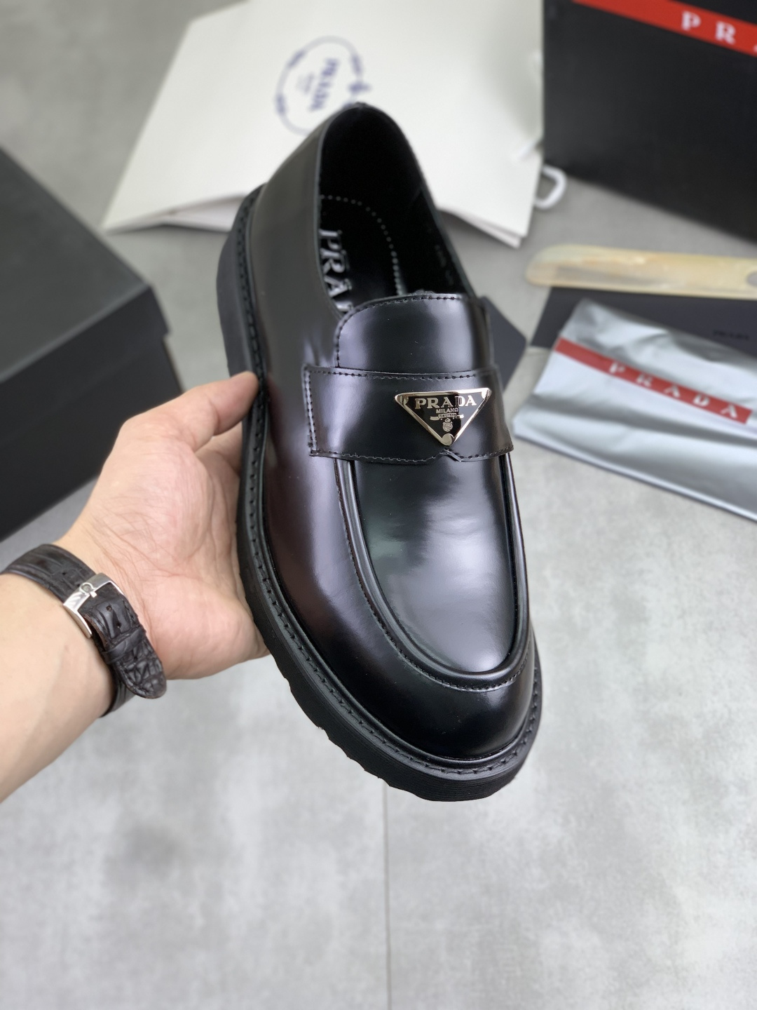 NO:853143,Real price PRADA top version Prada's new casual leather shoes. Original purchase and development. Prada men's classic series. Technological breathable fabrics with cowhide. Casual sports shoes. Casual sports dad shoes combine high-tech breathable materials with cowhide. P's exclusive button decoration on the side. The outsole is full of P italic design and bright colors to show vitality and continue the brand design inspiration. Walk lightly in the city and feel unrestrained and comfortable. Delivered in exquisite packaging. Fabric original custom calfskin with breathable material.  Lined with cowhide and lined with cowhide feet. Outsole is made of open-molded TPU foam material. Bottom thickness is 3.5CM. Size Men's 38-44 (customized at 45). Black, burgundy color available, prada, prada, sneakers, cowhide.19860909实价 PRADA 顶级版本 普拉达新款休闲皮鞋 原版购入开发 做货 普拉达家男士经典系列 科技透气面料搭配牛皮 休闲运动鞋 休闲之履运动老爹鞋结合高科技透气材质与牛皮,侧面P家专属纽扣装饰 大底满满P斜体设计和鲜艳色彩展现活力,延续品牌设计灵感.轻盈漫步都市,感受无拘舒适. 配送精美包装 面料原版定制小牛皮配透气材质 内里牛皮内里牛皮垫脚 大底开模TPU发泡材质 底厚3.5CM Size 男款38-44（45定做）黑色 酒红色颜色可,,prada,prada,sneakers,cowhide,Men's shoes