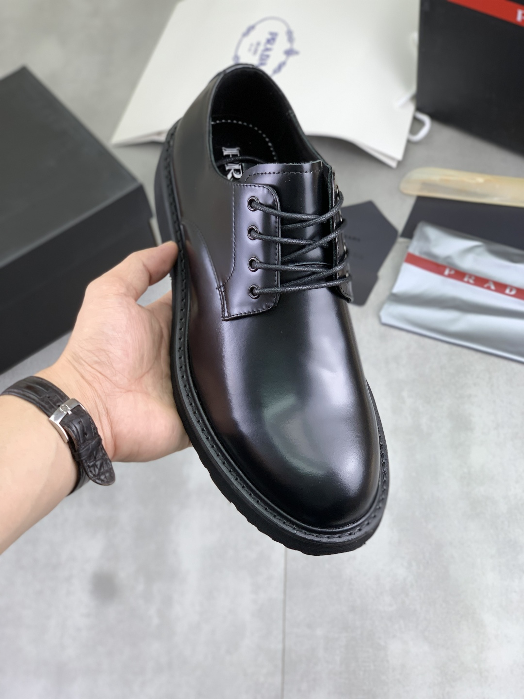 NO:853152,Real price PRADA top version Prada's new casual leather shoes. Original purchase and development. Prada men's classic series. Technological breathable fabrics with cowhide. Casual sports shoes. Casual sports dad shoes combine high-tech breathable materials with cowhide. P's exclusive button decoration on the side. The outsole is full of P italic design and bright colors to show vitality and continue the brand design inspiration. Walk lightly in the city and feel unrestrained and comfortable. Delivered in exquisite packaging. Fabric original custom calfskin with breathable material.  Lined with cowhide and lined with cowhide feet. Outsole is made of open-molded TPU foam material. Bottom thickness is 3.5CM. Size Men's 38-44 (customized at 45). Black and burgundy colors available, prada, prada, sneakers, cowhide19860909实价 PRADA 顶级版本 普拉达新款休闲皮鞋 原版购入开发 做货 普拉达家男士经典系列 科技透气面料搭配牛皮 休闲运动鞋 休闲之履运动老爹鞋结合高科技透气材质与牛皮,侧面P家专属纽扣装饰 大底满满P斜体设计和鲜艳色彩展现活力,延续品牌设计灵感.轻盈漫步都市,感受无拘舒适. 配送精美包装 面料原版定制小牛皮配透气材质 内里牛皮内里牛皮垫脚 大底开模TPU发泡材质 底厚3.5CM Size 男款38-44（45定做）黑色 酒红色颜色可选,,prada,prada,sneakers,cowhide,Men's shoes