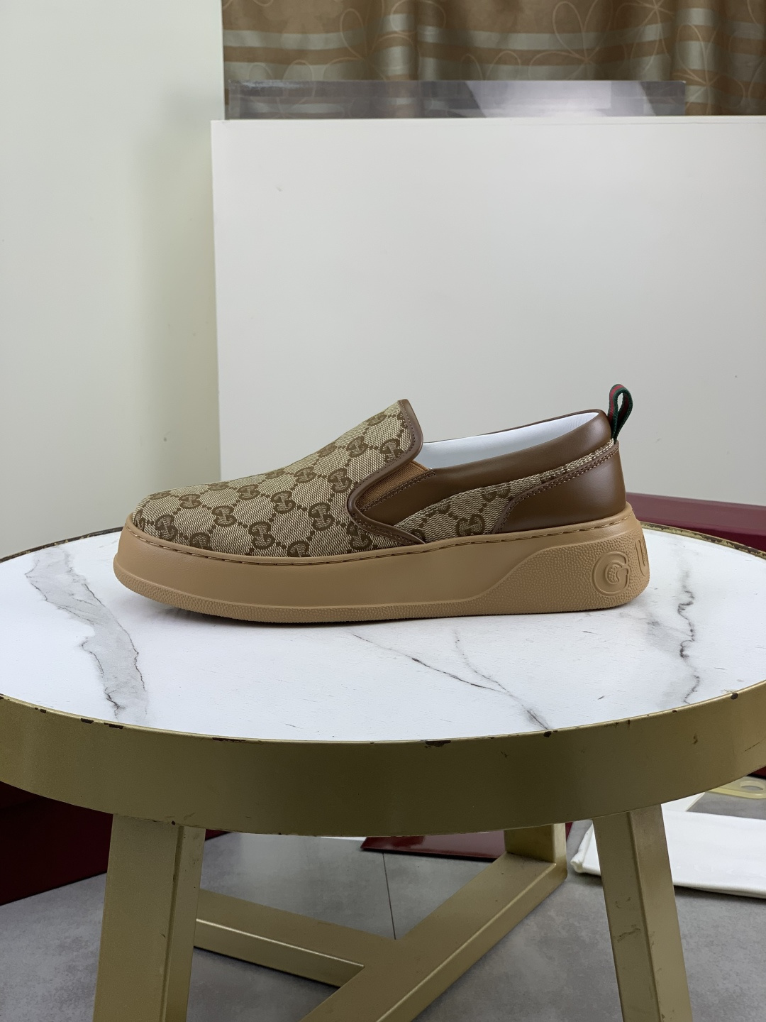 NO:853462,[Real price] High quality Gucci GUCCI official website's latest classic casual fashion men's shoes are popular in style, simple and elegant, exclusive for trendy men. Unique official website latest brand elements Gucci original decoration, fashionable and generous, original fabric soft denim original lining official website designated wear-resistant casual outsole, classic model actual shooting color 4 colors optional code number 39-44 (38 46 45 customized),, gucci, gucci19860909【实价】高品质 古驰 GUCCI官网最新款经典休闲时尚男鞋爆款版型简洁大气,潮男专属.独有的官网最新品牌元素古奇原版装饰,时尚又大方,面料原版柔软牛仔布 原版内里 官网指定耐磨休闲大底,经典款实物拍摄颜色4色可选码数39-44（38 46 45定制）,,gucci,gucci,Men's shoes