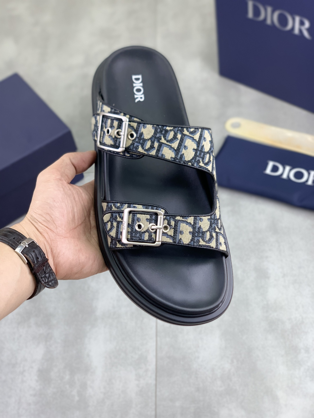NO:854571,Real-price, high-quality Dior men's casual half-slippers - This sports upper is made of soft cowhide fabric, embossed with a plaid pattern, and matched with an embossed high-end sole. It is embellished with the brand logo and has an adjustable L-shaped buckle strap for a full sense of relaxation. Size 39-44 (customized for 45 and 46). Full package. 3 colors available, dior, dior, sneakers, slippers, cowhide19860909实价 高品质 Dior 迪奥男士休闲半拖鞋 -此款运动鞋面采用柔软牛皮面料,融入格纹图案压花,搭配压纹高端鞋底,其上点缀品牌标识,设有可调试L字型扣环束带,松弛感拉满满. 码数39-44（45 46定做）全套包装 颜色3色可选,,dior,dior,sneakers,slippers,cowhide,Men's shoes