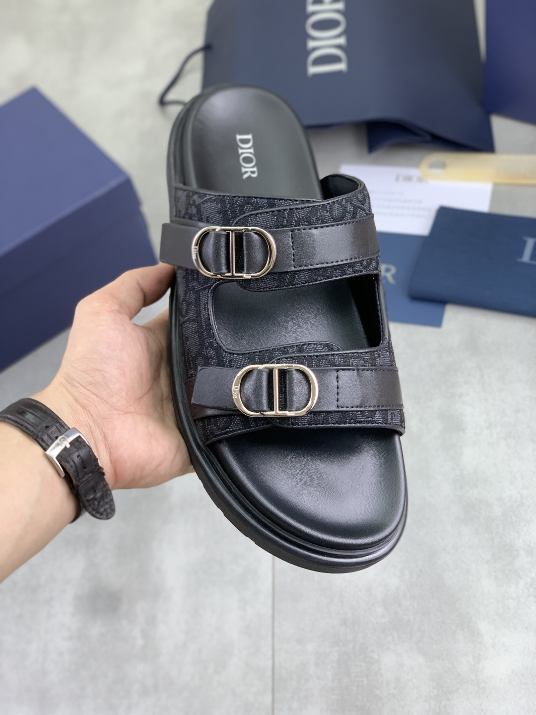 NO:854666,Real price high-quality Dior men's casual half slippers - This sports upper is made of soft cowhide fabric, embossed with a plaid pattern, and matched with an embossed high-end sole. It is embellished with the brand logo and has an adjustable L-shaped buckle strap for a full sense of relaxation. Size 38-46 Full set of packaging Available in 2 colors, dior, dior, sneakers, slippers, cowhide19860909实价 高品质 Dior 迪奥男士休闲半拖鞋 -此款运动鞋面采用柔软牛皮面料,融入格纹图案压花,搭配压纹高端鞋底,其上点缀品牌标识,设有可调试L字型扣环束带,松弛感拉满满. 码数38-46 全套包装 颜色2色可选,,dior,dior,sneakers,slippers,cowhide,Men's shoes