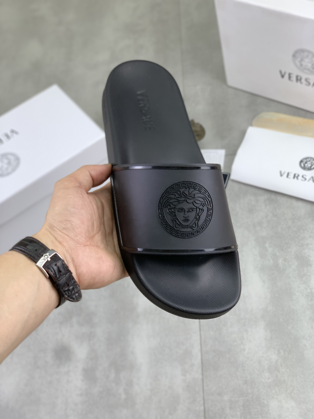 NO:854656,[Real price] [VERSACE] Versace's new men's casual slippers series!  Review global limited edition upper made of imported original single fabric original outsole men's shoe size 35-46 5 colors available, versace, versace, slippers19860909【实价】【VERSACE】范思哲新款男士休闲拖鞋系列！复核全球限量款鞋面采用进口原单面料原板大底男鞋码数35-46 5色可选,,versace,versace,slippers,Men's shoes