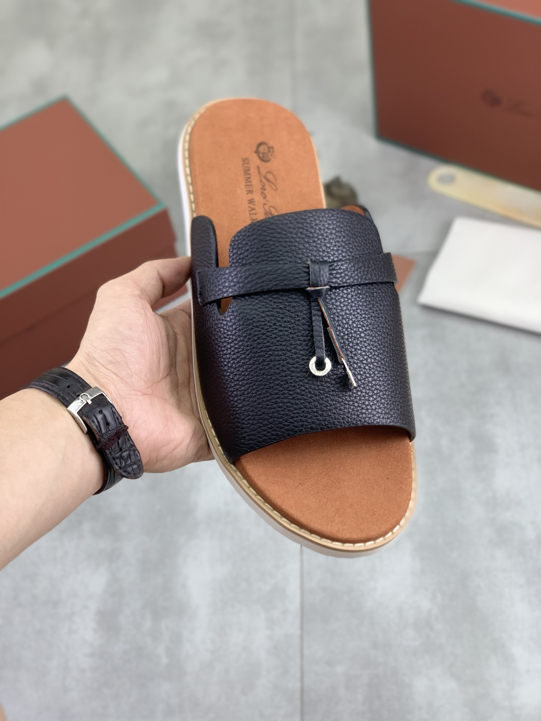 NO:854592,Real-price latest slippers Loro Piana. Top-grade purchase original copy. Founded the existing Loro Piana company on March 24, 2019. The family business is now in its sixth generation. It provides high-quality products for customers who are discerning about taste and quality. Imported original fly woven with cowhide fabric, high-end outsole with size 38-46 (47 custom-made), loro piana, slippers, cowhide19860909实价最新款拖鞋Loro Piana 顶级级购买原版复制 于194月24日一手创立现有的Loro Piana公司.家族经营至今已是第六代,为讲求品味及对质量有要求的顾客提供上等的优质商品 进口原版飞织配牛皮面料 ,高端大底 码数38-46（47定做）,,loro piana,slippers,cowhide,Men's shoes