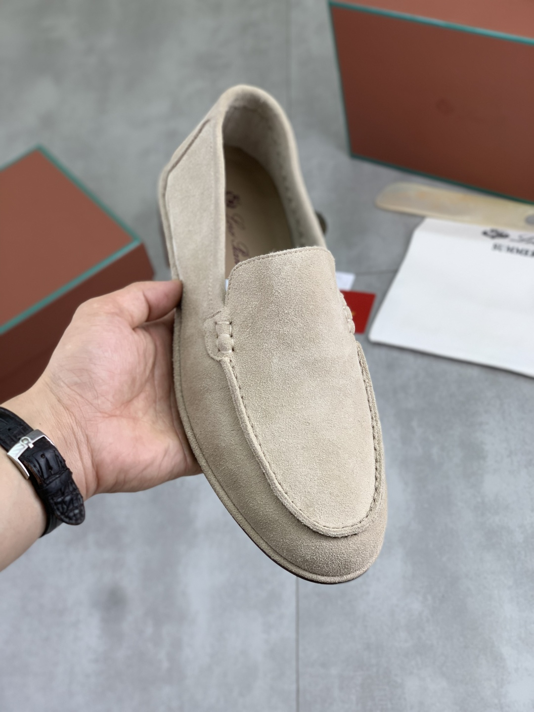 NO:854581,High-priced version of the latest casual shoes Loro Piana. Top-grade purchase of the original copy. Founded the existing Loro Piana company on August 24th. The family business is now in its sixth generation. It provides high-quality products to customers who are discerning about taste and quality. Imported original fly woven with cowhide fabric, lining made of plain calfskin. Hand-stitched thread with cowhide feet. Original packaging. High-end outsole. Size 38-44. Multiple colors available.  full package,,loro piana,cowhide19860909实价高版本 最新款休闲鞋Loro Piana 顶级级购买原版复制 于194月24日一手创立现有的Loro Piana公司.家族经营至今已是第六代,为讲求品味及对质量有要求的顾客提供上等的优质商品 进口原版飞织配牛皮面料 ,内里平纹小牛皮制成 手工缝制线配牛皮垫脚 原版包装 高端大底 码数38-44 多款颜色可选 全套包装,,loro piana,cowhide,Men's shoes