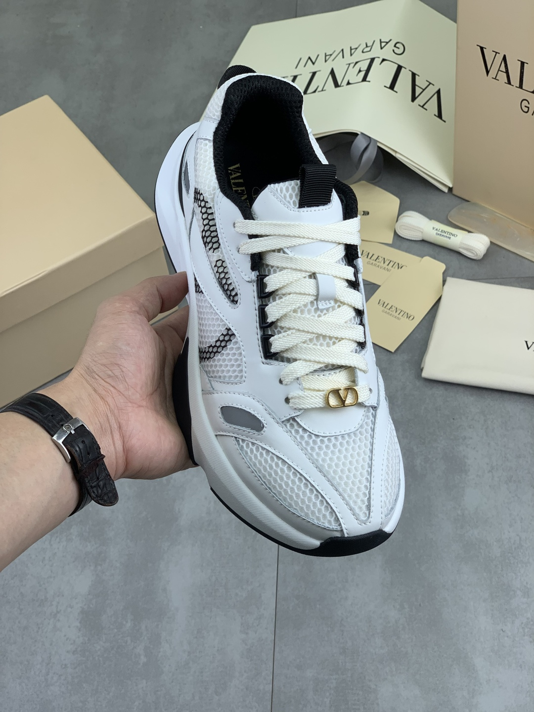 NO:885920,Actual price top version Valentino's new Demivee sneakers, the same style as those of Wu Ruichen and Ren Hao, combine sports and leisure with street aesthetics, and are both fashionable and comfortable. The shoe body is designed with mesh + leather stitching, and is paired with VLOGO SIGNATURE printing on the side. The shoelaces are equipped with detachable golden V-mark buttons that echo the shoe body logo, directly taking into account comfort and style, and the sense of elegance is hidden in the details. Outsole: Original 11 molding, full of comfort  Packaging: original beige. Full set of noble counter packaging. Code number: men's 39-45, valentino, sneakers19860909实价 顶级版本 吴睿琛 任豪明星同款Valentino 全新Demivee运动鞋,融合运动休闲与街头美学,兼具时尚与舒适. 鞋身网面+皮革拼接的设计,再搭配侧面VLOGO SIGNATURE印花,鞋带配有可拆卸金色工艺V标扣子和鞋身logo呼应,直接兼顾了舒适和造型感,贵气感藏在细节里. 大底:原版11开模舒适感满满 包装:原版米黄色.全套高贵专柜包装 码数:男39-45,,valentino,sneakers,Men's shoes