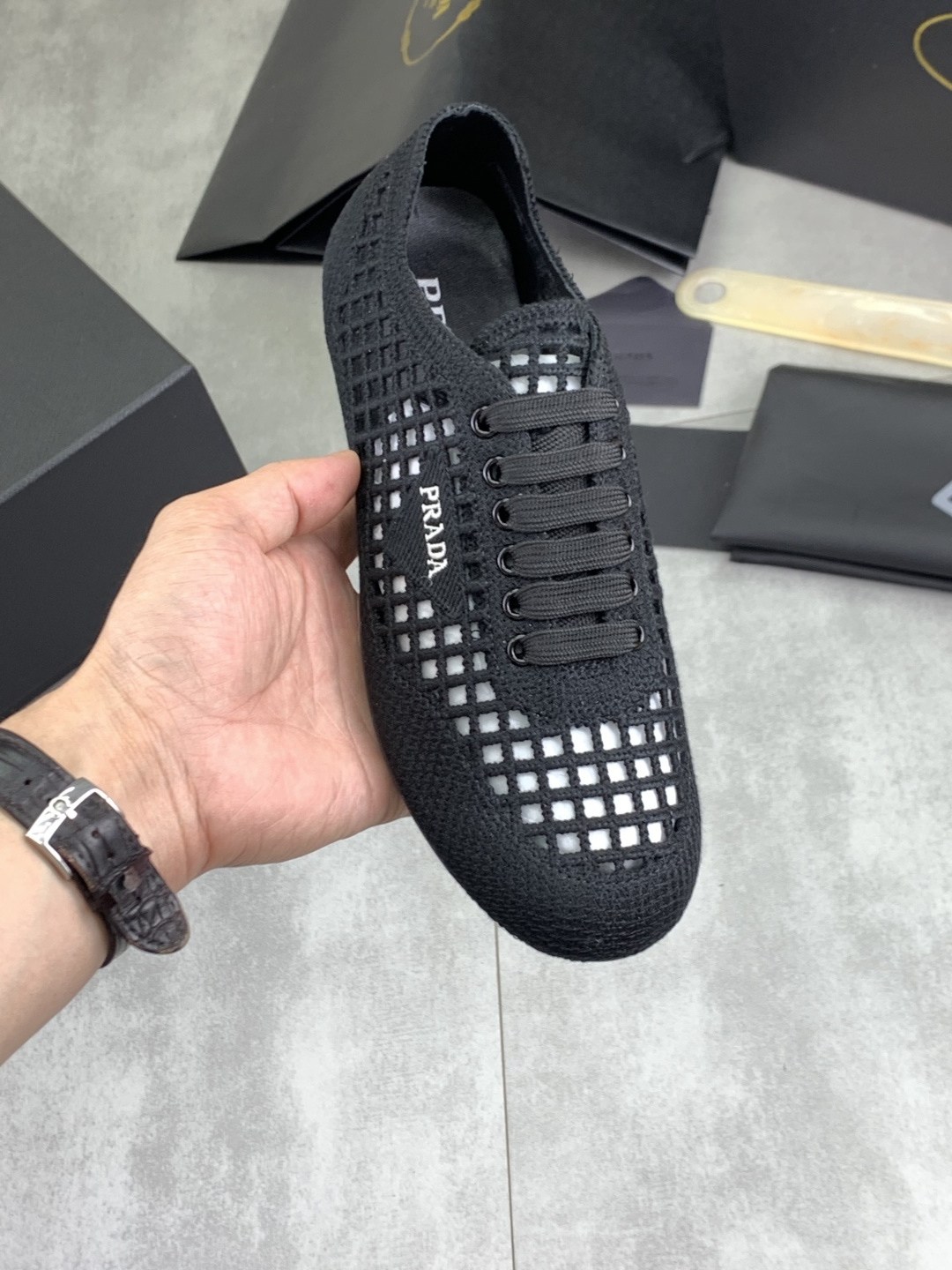NO:885993,Real price, top version, original order PRADA Prada's new casual sports shoes, original purchase and development, production, Prada men's classic series, technical breathable fabrics with cowhide, casual sports shoes, casual sports dad shoes, combined with high-tech breathable materials and cowhide, P's exclusive button decoration on the side. The outsole is full of P italic design and bright colors to show vitality and continue the brand design inspiration. Walking lightly in the city, feel unrestrained and comfortable. Delivered with exquisite packaging, fabric original custom pebbled calfskin  Lined with cowhide, lined with cowhide feet, outsole made of PU+TPU material, bottom thickness 3.5CM, women's size 35-40, multiple colors available, prada, prada, sneakers, cowhide19860909实价 顶级版本 原单 PRADA 普拉达新款休闲运动鞋 原版购入开发 做货 普拉达家男士经典系列 科技透气面料搭配牛皮 休闲运动鞋 休闲之履运动老爹鞋结合高科技透气材质与牛皮,侧面P家专属纽扣装饰 大底满满P斜体设计和鲜艳色彩展现活力,延续品牌设计灵感.轻盈漫步都市,感受无拘舒适. 配送精美包装 面料原版定制荔枝纹小牛皮 内里牛皮内里牛皮垫脚 大底开模抽空PU+TPU材质 底厚3.5CM Size 女款35-40 多款颜色可选,,prada,prada,sneakers,cowhide,Men's shoes