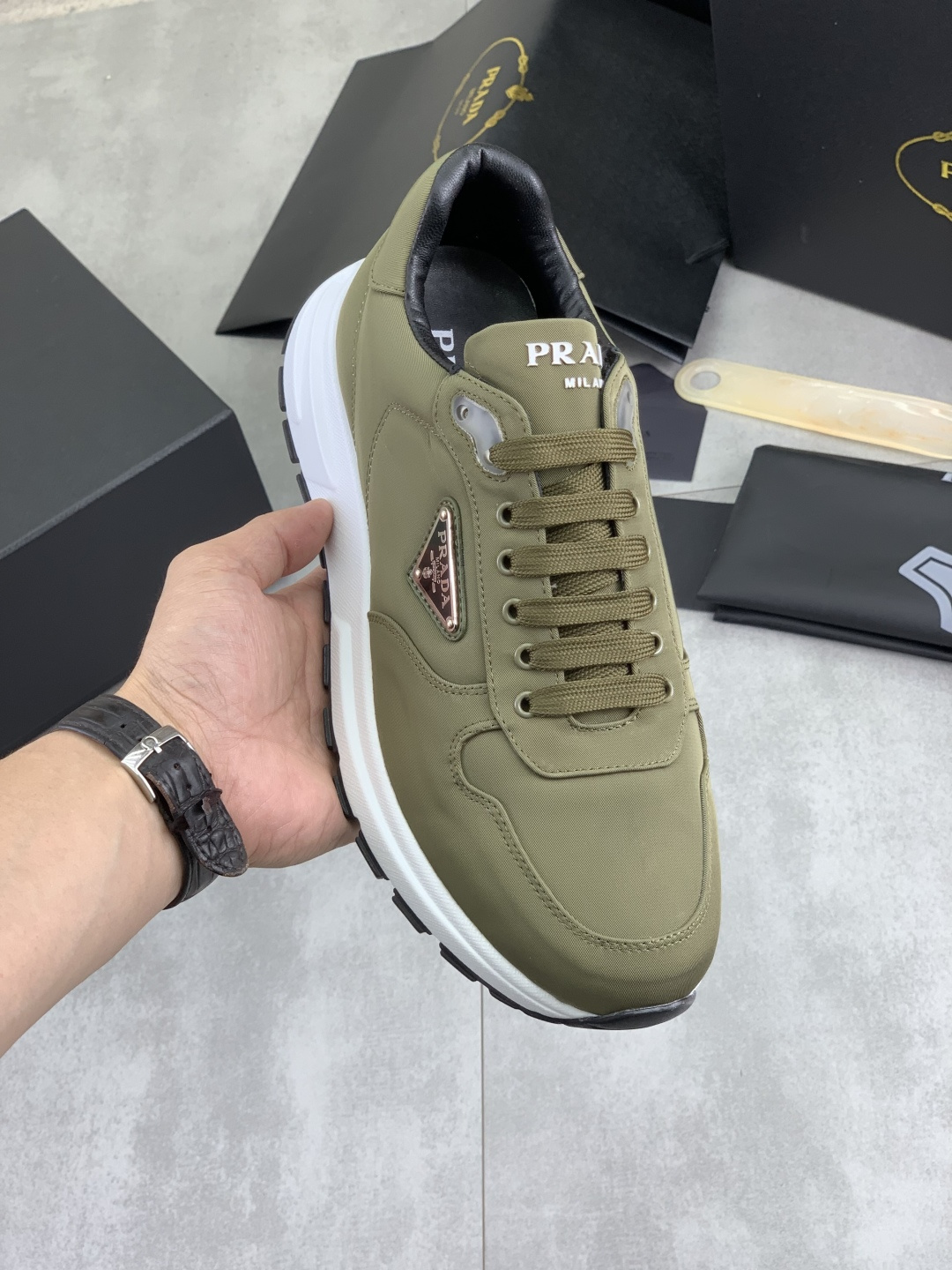NO:885984,Real price, top version, original order PRADA Prada's new casual sports shoes, original purchase and development, production, Prada men's classic series, technical breathable fabrics with cowhide, casual sports shoes, casual sports dad shoes, combined with high-tech breathable materials and cowhide, P's exclusive button decoration on the side. The outsole is full of P italic design and bright colors to show vitality and continue the brand design inspiration. Walking lightly in the city, feel unrestrained and comfortable. Delivered with exquisite packaging, fabric original custom pebbled calfskin  Lined with cowhide, lined with cowhide feet, outsole is made of PU+TPU material, bottom thickness is 3.5CM, men's size is 38-45 (46 can be customized), multiple colors available, prada, prada, sneakers, cowhide19860909实价 顶级版本 原单 PRADA 普拉达新款休闲运动鞋 原版购入开发 做货 普拉达家男士经典系列 科技透气面料搭配牛皮 休闲运动鞋 休闲之履运动老爹鞋结合高科技透气材质与牛皮,侧面P家专属纽扣装饰 大底满满P斜体设计和鲜艳色彩展现活力,延续品牌设计灵感.轻盈漫步都市,感受无拘舒适. 配送精美包装 面料原版定制荔枝纹小牛皮 内里牛皮内里牛皮垫脚 大底开模抽空PU+TPU材质 底厚3.5CM Size 男款38-45（46可以定做） 多款颜色可选,,prada,prada,sneakers,cowhide,Men's shoes