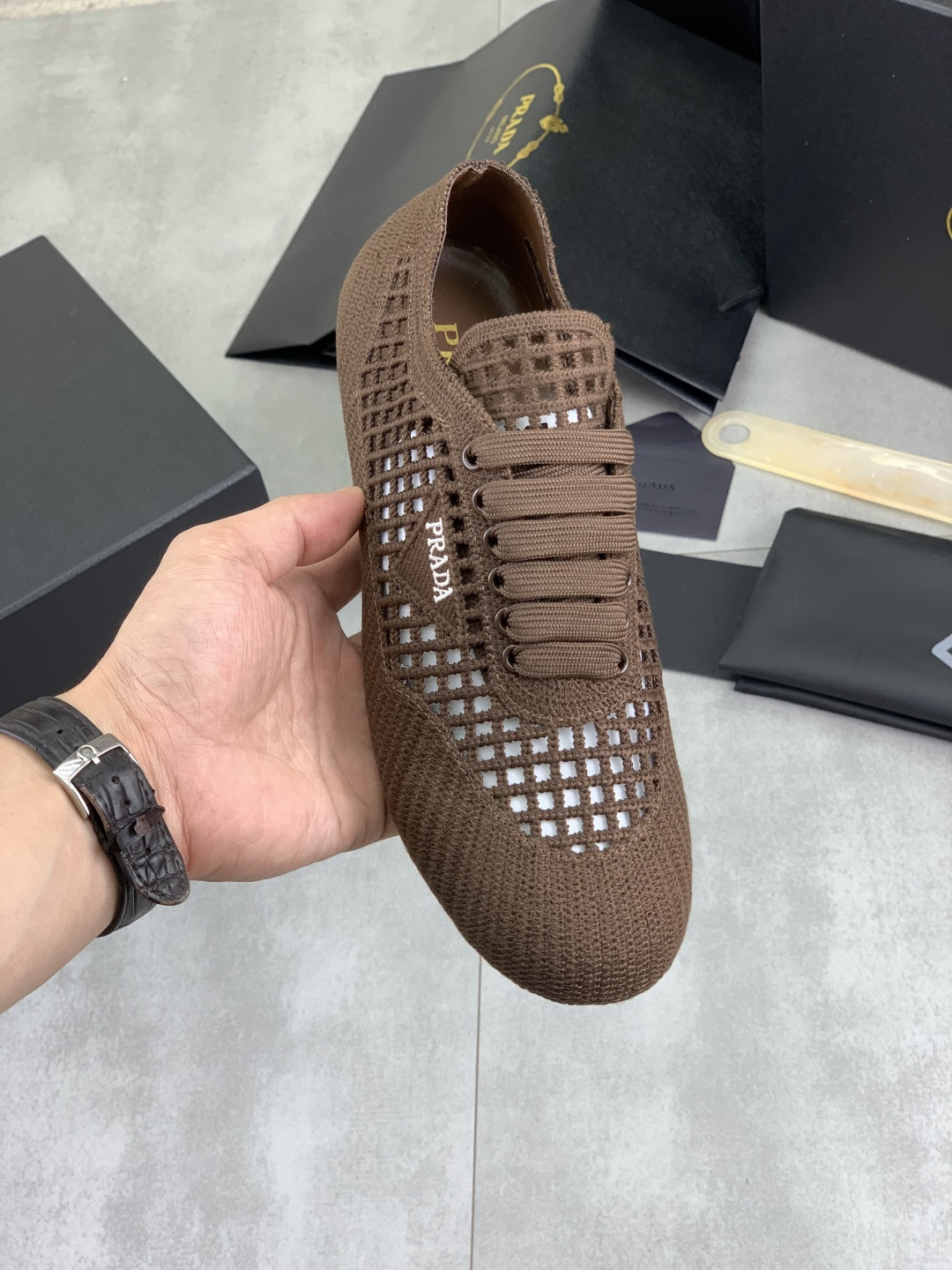 NO:885912,Real price, top version, original order PRADA Prada's new casual sports shoes, original purchase and development, production, Prada men's classic series, technical breathable fabrics with cowhide, casual sports shoes, casual sports dad shoes, combined with high-tech breathable materials and cowhide, P's exclusive button decoration on the side. The outsole is full of P italic design and bright colors to show vitality and continue the brand design inspiration. Walking lightly in the city, feel unrestrained and comfortable. Delivered with exquisite packaging, fabric original custom pebbled calfskin  Lined with cowhide, lined with cowhide feet, outsole made of PU+TPU material, bottom thickness 3.5CM, women's size 35-40, multiple colors available, prada, prada, sneakers, cowhide19860909实价 顶级版本 原单 PRADA 普拉达新款休闲运动鞋 原版购入开发 做货 普拉达家男士经典系列 科技透气面料搭配牛皮 休闲运动鞋 休闲之履运动老爹鞋结合高科技透气材质与牛皮,侧面P家专属纽扣装饰 大底满满P斜体设计和鲜艳色彩展现活力,延续品牌设计灵感.轻盈漫步都市,感受无拘舒适. 配送精美包装 面料原版定制荔枝纹小牛皮 内里牛皮内里牛皮垫脚 大底开模抽空PU+TPU材质 底厚3.5CM Size 女款35-40 多款颜色可选,,prada,prada,sneakers,cowhide,Men's shoes