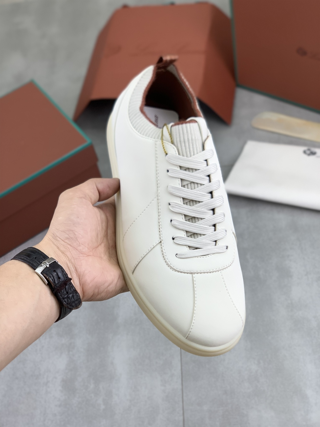 NO:885941,Real price and high quality. The latest casual shoes Loro Piana. Top-grade purchase original copy. Founded the existing Loro Piana company on August 24, 2019. The family business is now in its sixth generation. It provides high-quality products to customers who are discerning about taste and quality. Imported original fly woven with cowhide fabric, lining made of plain calfskin. Hand-stitched thread with cowhide feet. Original packaging. High-end outsole. Size 38-45. 5 colors available.  full package,,loro piana,cowhide19860909实价高品质 最新款休闲鞋Loro Piana 顶级级购买原版复制 于194月24日一手创立现有的Loro Piana公司.家族经营至今已是第六代,为讲求品味及对质量有要求的顾客提供上等的优质商品 进口原版飞织配牛皮面料 ,内里平纹小牛皮制成 手工缝制线配牛皮垫脚 原版包装 高端大底 码数38-45 5款颜色可选 全套包装,,loro piana,cowhide,Men's shoes