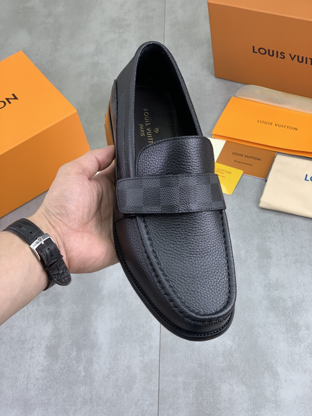 NO:886972,Actual price [LOUIS VUITTON] water dyed cowhide original order new LV Louis Vuitton * - top version LV classic leather shoes!  Made of imported original calfskin, original leather side strips and wear-resistant high-end rubber outsole!  High quality products!  Color black optional, code number 39-44 (45 customized),,louis vuitton,louis vuitton,louis vuitton,cowhide19860909实价【LOUIS VUITTON）水染牛里 原单 新款LV路易威登 *——顶级版本 LV经典皮鞋！选用进口原版小牛皮 原版真皮边条拼接耐磨高端橡胶大底！高品质精品！颜色黑色可选 码数39-44（45定做）,,louis vuitton,louis vuitton,louis vuitton,cowhide,Men's shoes