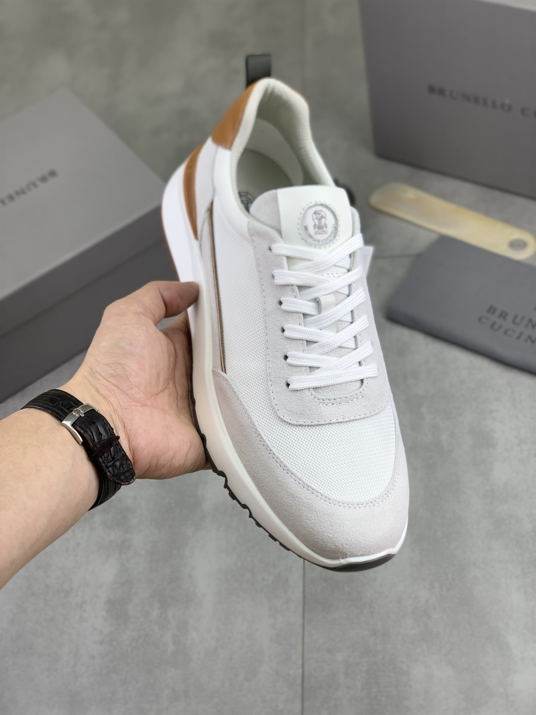 NO:887248,Real price high version BC new product Brunello Cucinell* low-top sneakers official price RMB 37, classic yarn inspires the sophistication and sporty taste of this sneaker. The original cowhide upper is extremely light and elastic, showing a tight appearance on both sides of the shoe, while the toe adopts the unique 'microhole' process of sports accessories to sublimate breathability. The elasticity of knitted fabrics can ensure that the shoes fit better and are more comfortable to wear.  Highlight the sophistication with sharp material contrast. The cowhide midsole and the cowhide foot pad are comfortable and breathable. The heel and insole are decorated with the brand logo and the heel webbing pull-loop. The original open-molded lightweight foam rubber traction sole makes the shoe comfortable and flexible to wear on the foot. The light and comfortable model has a standard size of 39-44 (38 45 custom-made). There are 4 colors available, brunello cucinelli, sneakers, cowhide19860909实价 高版本 BC新品 Brunello Cucinell* 低帮运动鞋 官方售价RMB 37, 经典纱线激发了这款运动鞋的精致与运动品味.原版牛皮鞋面极致轻盈且富有弹性,鞋子两侧显示出紧致外观,而鞋头则采用运动配件独特的“微孔”工艺,升华透气性能.针织品的弹性可以确保鞋子更合脚,穿着更舒适 以鲜明的材质对比彰显精致.牛皮中底牛皮垫脚加持 舒适透气 后跟与鞋垫饰有品牌logo标志、后跟织带提环 原版开模轻质发泡橡胶抓地鞋底 令鞋子穿在脚上舒适且灵活.轻便舒适款标准码数39-44（38 45定做）’颜色4款颜色可选,,brunello cucinelli,sneakers,cowhide,Men's shoes