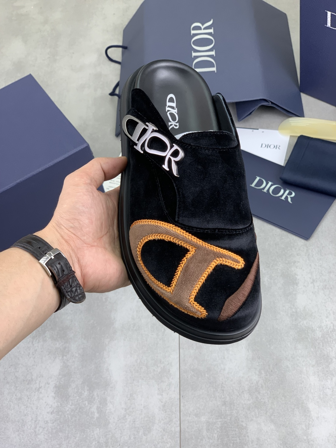 NO:887948,Real price Dior men's Birkenstock casual half slippers - This sports upper is made of soft cowhide fabric, embossed with a plaid pattern, with an embossed two-color sole, embellished with the brand logo, and equipped with an adjustable L-shaped buckle strap for a full sense of relaxation. Size 39-45 Full package, dior, dior, sneakers, slippers, cowhide19860909实价 Dior 迪奥男士勃肯休闲半拖鞋 -此款运动鞋面采用柔软牛皮面料,融入格纹图案压花,搭配压纹双色鞋底,其上点缀品牌标识,设有可调试L字型扣环束带,松弛感拉满满. 码数39-45 全套包装,,dior,dior,sneakers,slippers,cowhide,Men's shoes