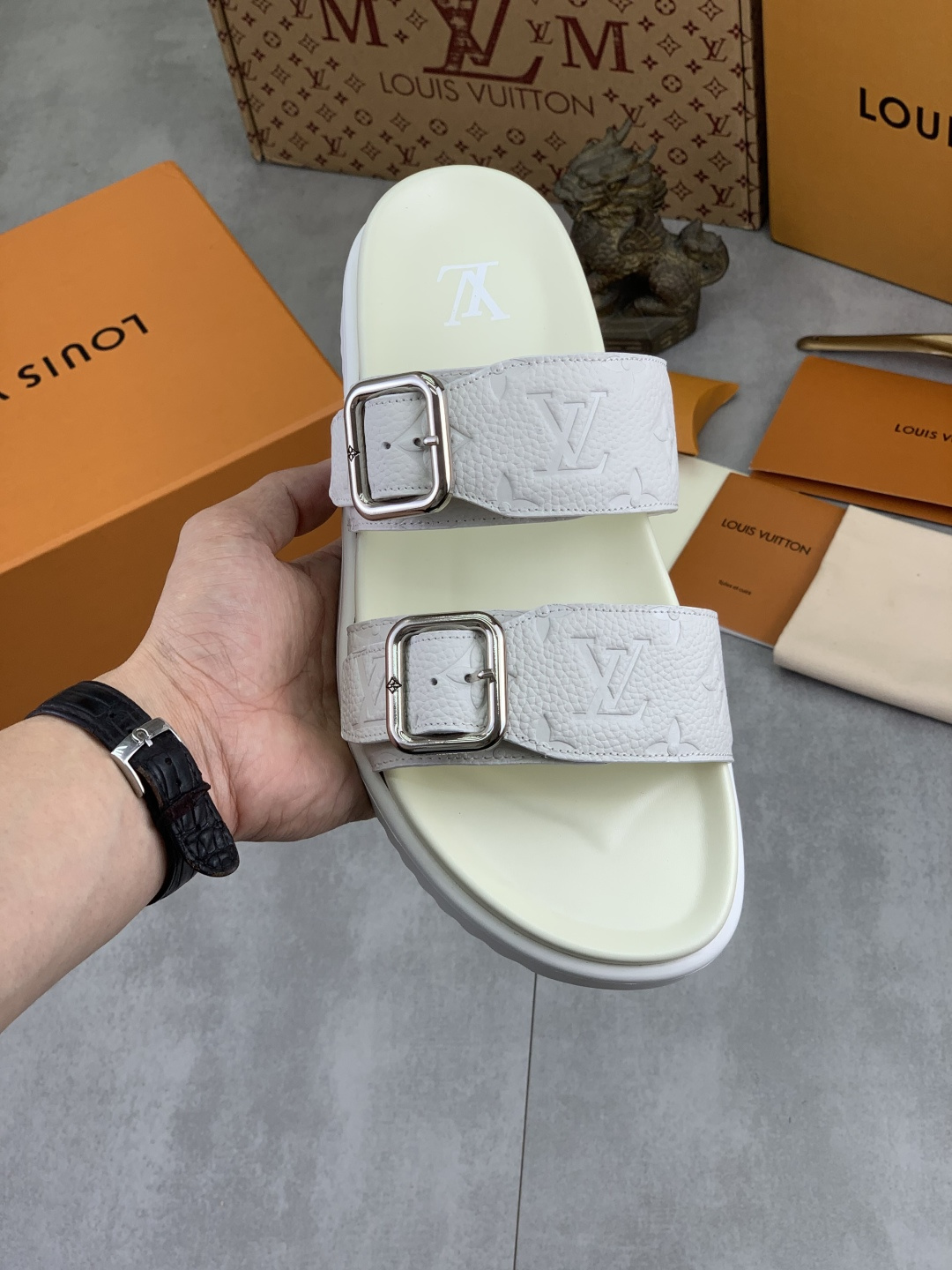NO:888395,Actual price, top version [LOUIS VUITTON], water dyed cowhide, original order, new slipper series LV Louis Vuitton *——top version, LV classic semi-slippers!  Use imported original cowhide denim and original high-end rubber outsole!  High quality products!  Various colors to choose from, code size 38-45, complete package (with airplane box), louis vuitton, louis vuitton, louis vuitton, slippers, cowhide19860909实价 顶级版本【LOUIS VUITTON）水染牛里 原单 新款拖鞋系列LV路易威登 *——顶级版本 LV经典半拖皮鞋！选用进口原版牛皮牛仔布 原版高端橡胶大底！高品质精品！颜色多款色可选 码数38-45 全套包装（配飞机盒）,,louis vuitton,louis vuitton,louis vuitton,slippers,cowhide,Men's shoes