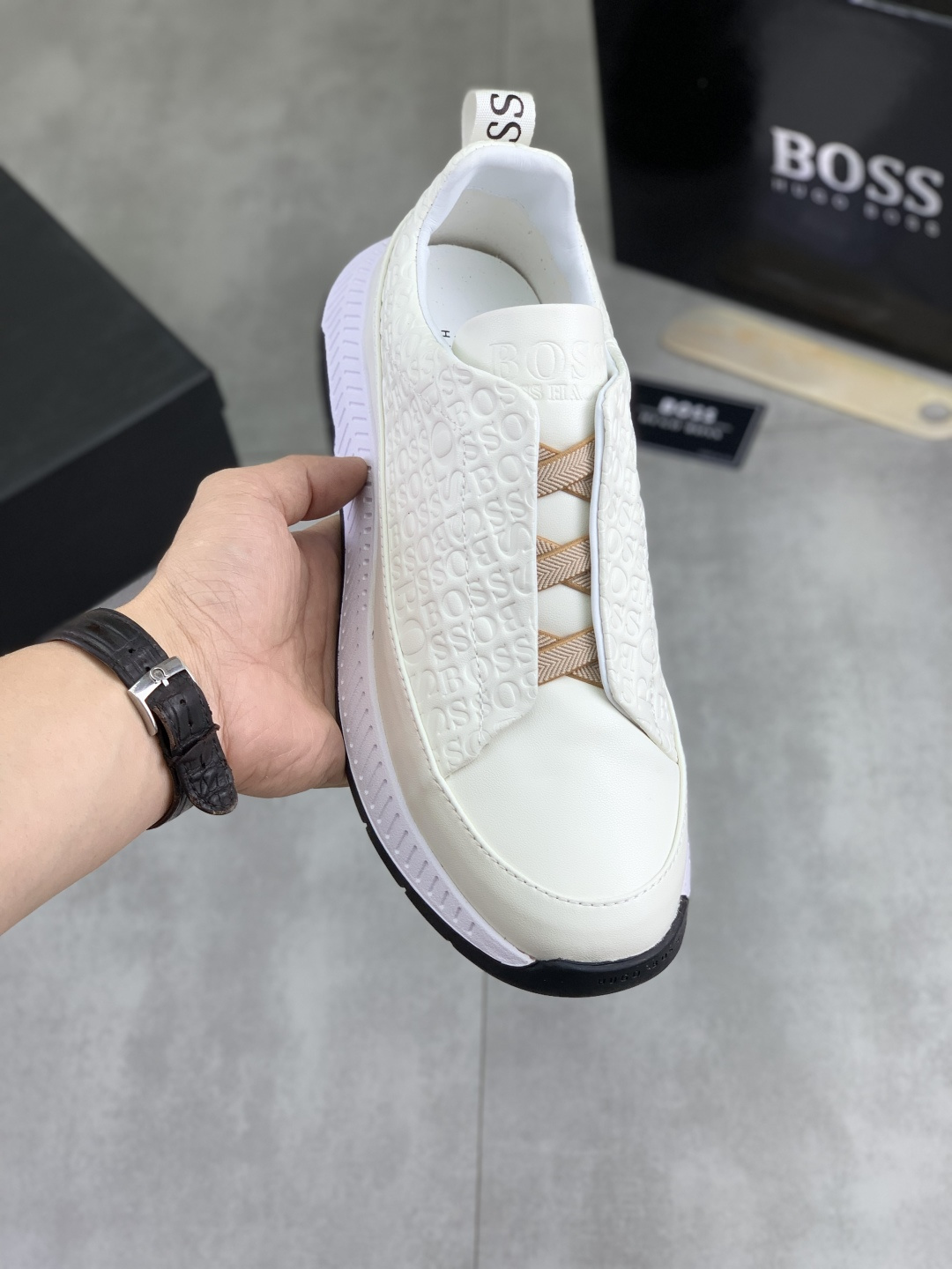 NO:888430,[Real price] [BOSS] Original lace-up men's shoes, classic high-top casual shoes. This model is the official flagship model, with high quality and made by famous original factory designers. It adopts imported fly-knit breathable fabric, comfortable and breathable mesh lining, sheepskin insole, perfect last shape, generous and fashionable design, attracting many consumers. Suitable for drivers to drive. What they want is the best quality in the market. 5 colors available, code number 38--44 (45 customized), sheepskin19860909【实价】【BOSS】原版系带男鞋 经典高帮款休闲鞋本款是官方主打经典款,质量,原厂名师制作,采用进口飞织透气面料舒适透气网布內里羊皮鞋垫,完美楦型,大方时尚的设计,吸引了众多消费者的追捧,适合司机驾车行驶,要的就是市场最品质,颜色5色可选 码数38--44（45 定做）,,sheepskin,Men's shoes