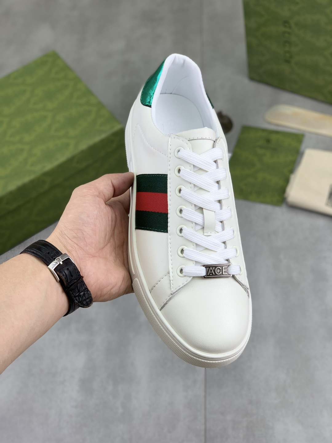NO:888421,[Real price] Gucci GUCCI official website's latest classic casual fashion men's shoes are popular in style, simple and elegant, exclusive for trendy men. Unique official website latest brand elements Gucci original decoration, fashionable and generous, original soft calfskin fabric, comfortable soft first-layer pigskin lining, official website designated wear-resistant casual outsole, classic model actual shooting color 2 colors optional code number 38-44,,gucci,gucci,cowhide19860909【实价】 古驰 GUCCI官网最新款经典休闲时尚男鞋爆款版型简洁大气,潮男专属.独有的官网最新品牌元素古奇原版装饰,时尚又大方,面料原版柔软小牛皮 舒适的柔软头层猪皮内里 官网指定耐磨休闲大底,经典款实物拍摄颜色2色可选码数38-44,,gucci,gucci,cowhide,Men's shoes