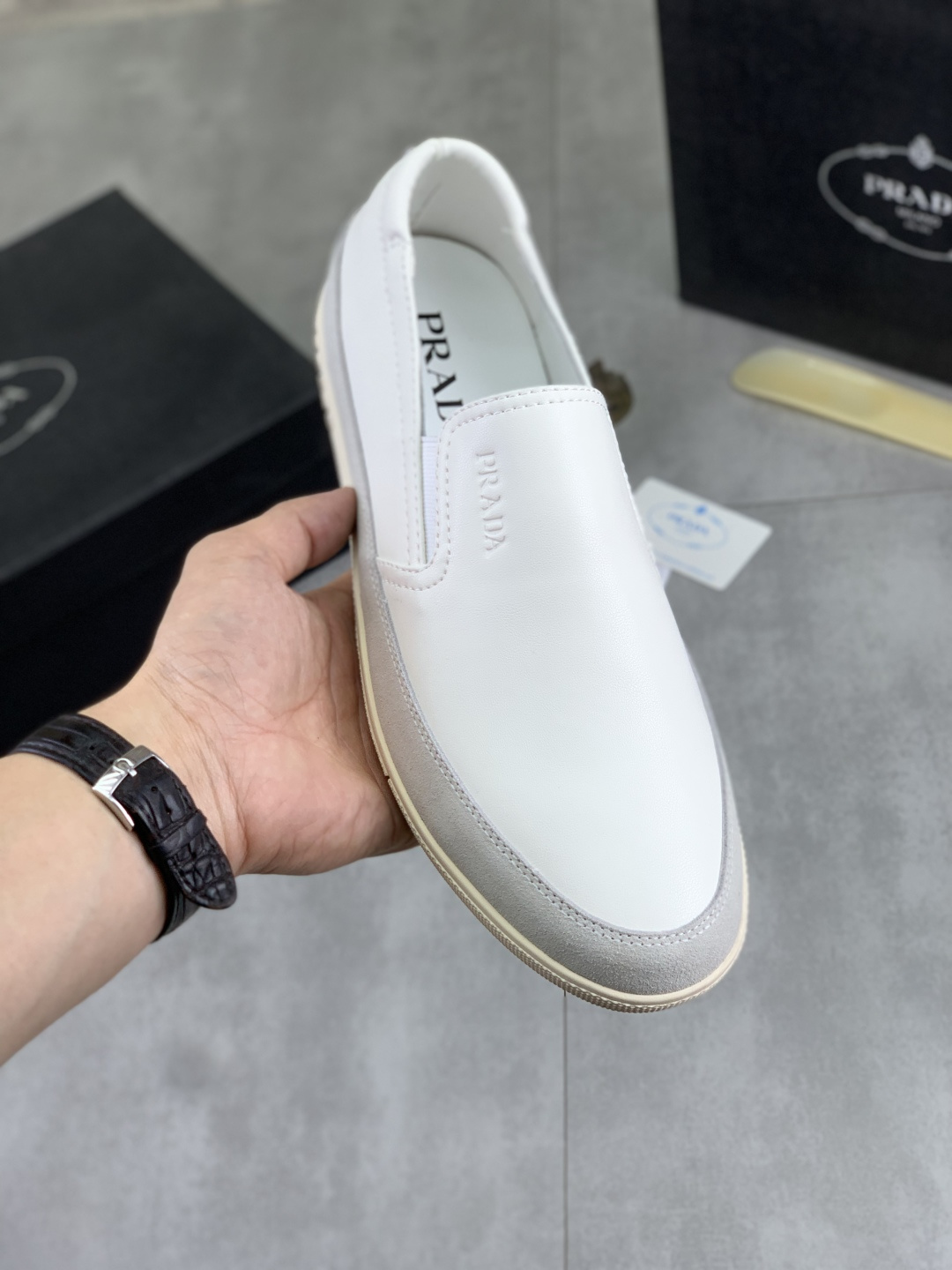 NO:888412,[actual price]  High-quality PRADA breathable and comfortable men's shoes, the latest classic model on the official website, 11 copies are on the market, synchronized in Hong Kong, and on the same catwalk; all made of calfskin with breathable mesh fabric, imported soft and comfortable sheepskin lining, rubber outsole, original anti-slip and durable  Wear; comfortable to wear, attractive style, fine workmanship, with simple and neat shoe last, showing the man's courage and toughness, size 38 to 44; 3 colors to choose from, prada, prada, cowhide, sheepskin19860909【实价】 高品质羊里（PRADA普拉达）透气舒适男鞋官网经典最新款上市了11复制,香港同步,走秀同台；全部采用小牛皮配透气网布面料进口柔软舒适羊皮内里、橡胶大底原版防滑耐磨；着脚舒适、款式耐看,做工精细,配以简洁利落的鞋楦,彰显男人的果敢和硬朗,码数38一44；3色选,,prada,prada,cowhide,sheepskin,Men's shoes