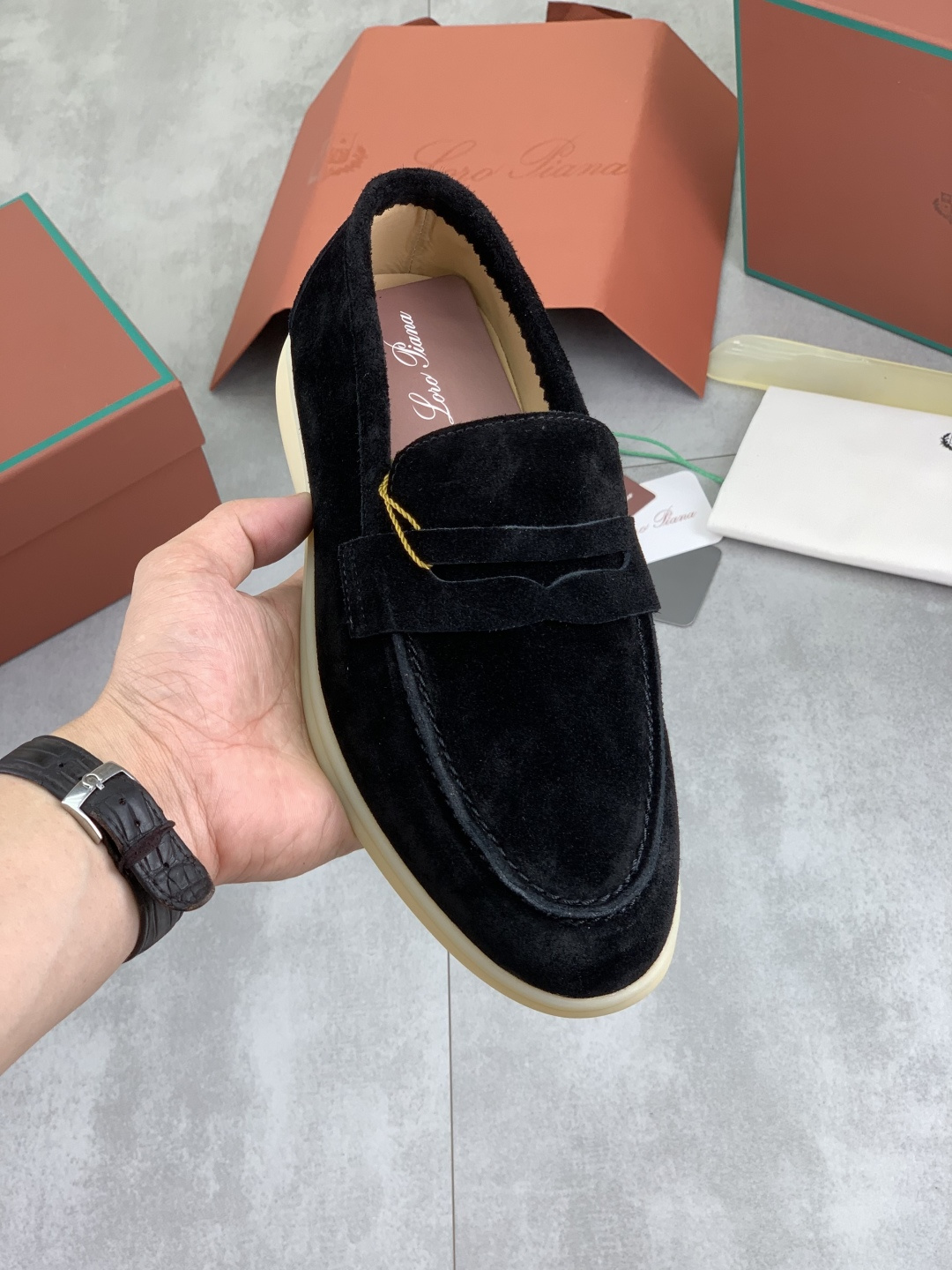 NO:888960,Real price and high quality. The latest casual shoes Loro Piana. Top-grade purchase original copy. Founded the existing Loro Piana company on August 24, 2019. The family business is now in its sixth generation. It provides high-quality products to customers who are discerning about taste and quality. Imported original fly woven with cowhide fabric, lining made of plain calfskin. Hand-stitched thread with cowhide feet. Original packaging. High-end outsole. Size 38-45. 5 colors available.  full package,,loro piana,cowhide19860909实价高品质 最新款休闲鞋Loro Piana 顶级级购买原版复制 于194月24日一手创立现有的Loro Piana公司.家族经营至今已是第六代,为讲求品味及对质量有要求的顾客提供上等的优质商品 进口原版飞织配牛皮面料 ,内里平纹小牛皮制成 手工缝制线配牛皮垫脚 原版包装 高端大底 码数38-45 5款颜色可选 全套包装,,loro piana,cowhide,Men's shoes
