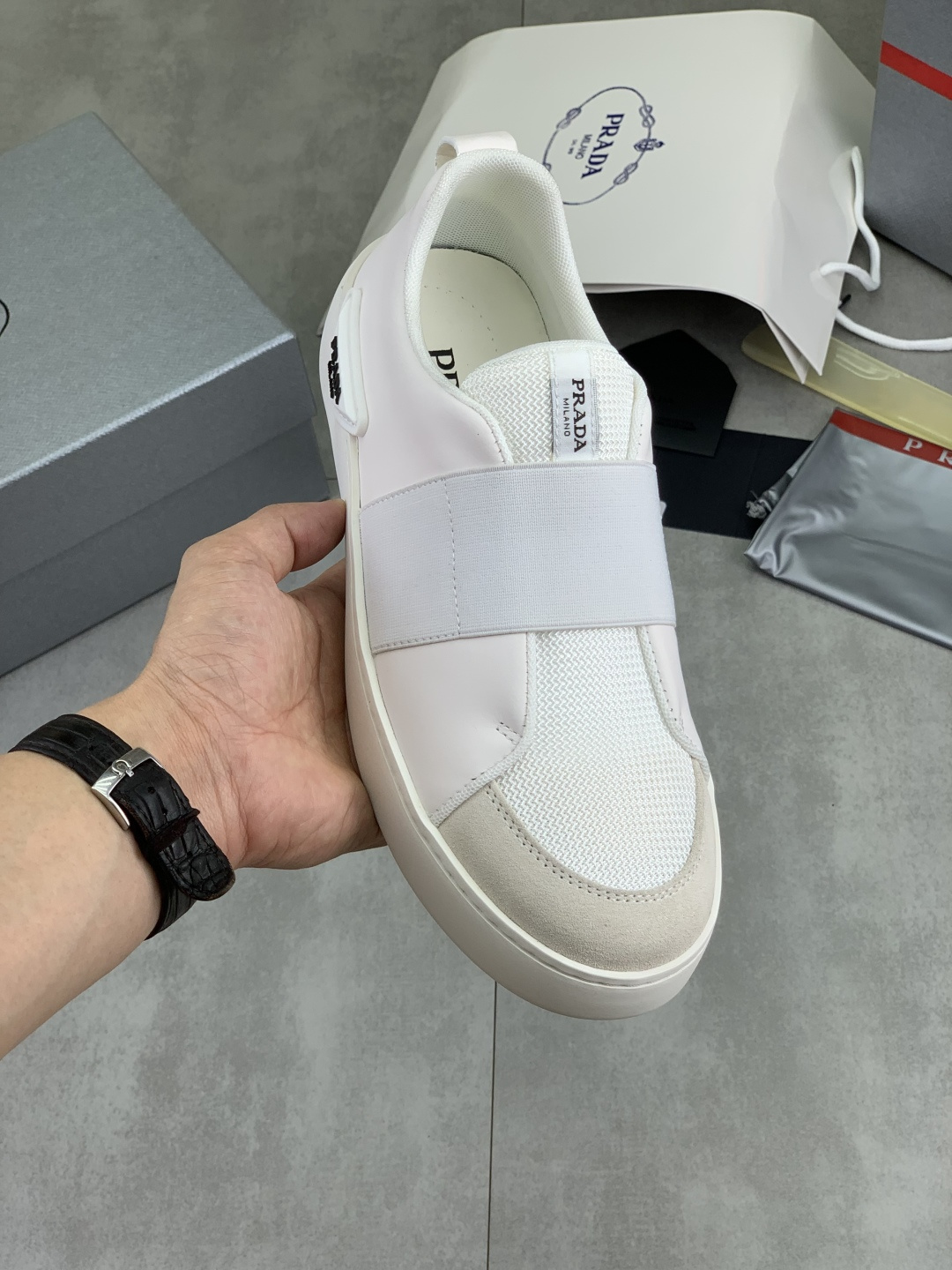NO:888977,[Real price] The latest popular model on the official website, the trendy brand (Prada) mainly promotes the popular model, avant-garde and versatile fashionable men's shoes, private version mold opening, cowhide surface splicing 11.. Stylish and simple, original imported cowhide lining and cowhide feet; the atmosphere and personality are more fashionable, eye-catching and pursuing class. It will subvert the old idea and be a must-have for fashionistas who want to spend time with you! Must keep it! Tall and comfortable, high-end workmanship. Size 38-45  2 optional.,,prada,prada,cowhide19860909【实价】最新款 官网爆款上市, 潮牌（普拉达Prada）主推爆款,前卫百搭时尚男鞋私版开模,牛皮面拼接11..时尚干脆、原版进口牛皮内里牛皮垫脚；大气个性更潮更抢眼更追求档次,它将颠覆旧念,与您共度时尚潮人必备! 必自留 ! 高大上的舒适大低,高端品质做工.码数38-45 2可选.,,prada,prada,cowhide,Men's shoes
