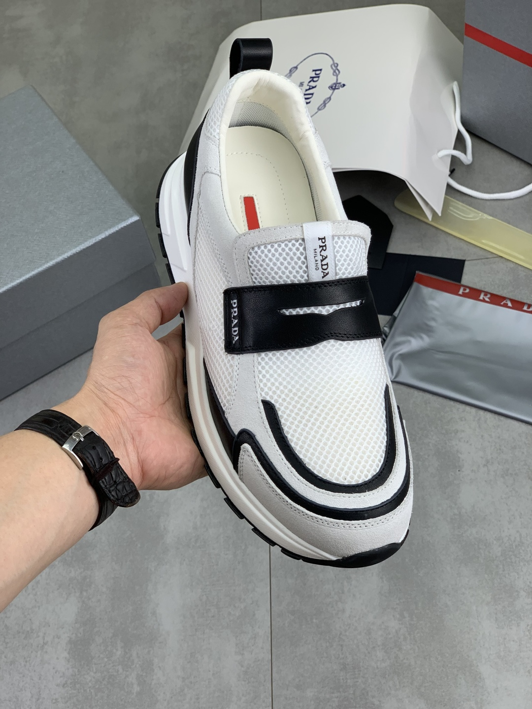 NO:888968,[Real price] The latest popular model on the official website, the trendy brand (Prada) mainly promotes the popular model, avant-garde and versatile fashionable men's shoes, private version mold opening, cowhide surface splicing 11.. Stylish and simple, original imported cowhide lining and cowhide feet; the atmosphere and personality are more fashionable, eye-catching and pursuing class. It will subvert the old idea and be a must-have for fashionistas who want to spend time with you! Must keep it! Tall and comfortable, high-end workmanship. Size 38-45  4 optional.,,prada,prada,cowhide19860909【实价】最新款 官网爆款上市, 潮牌（普拉达Prada）主推爆款,前卫百搭时尚男鞋私版开模,牛皮面拼接11..时尚干脆、原版进口牛皮内里牛皮垫脚；大气个性更潮更抢眼更追求档次,它将颠覆旧念,与您共度时尚潮人必备! 必自留 ! 高大上的舒适大低,高端品质做工.码数38-45 4可选.,,prada,prada,cowhide,Men's shoes