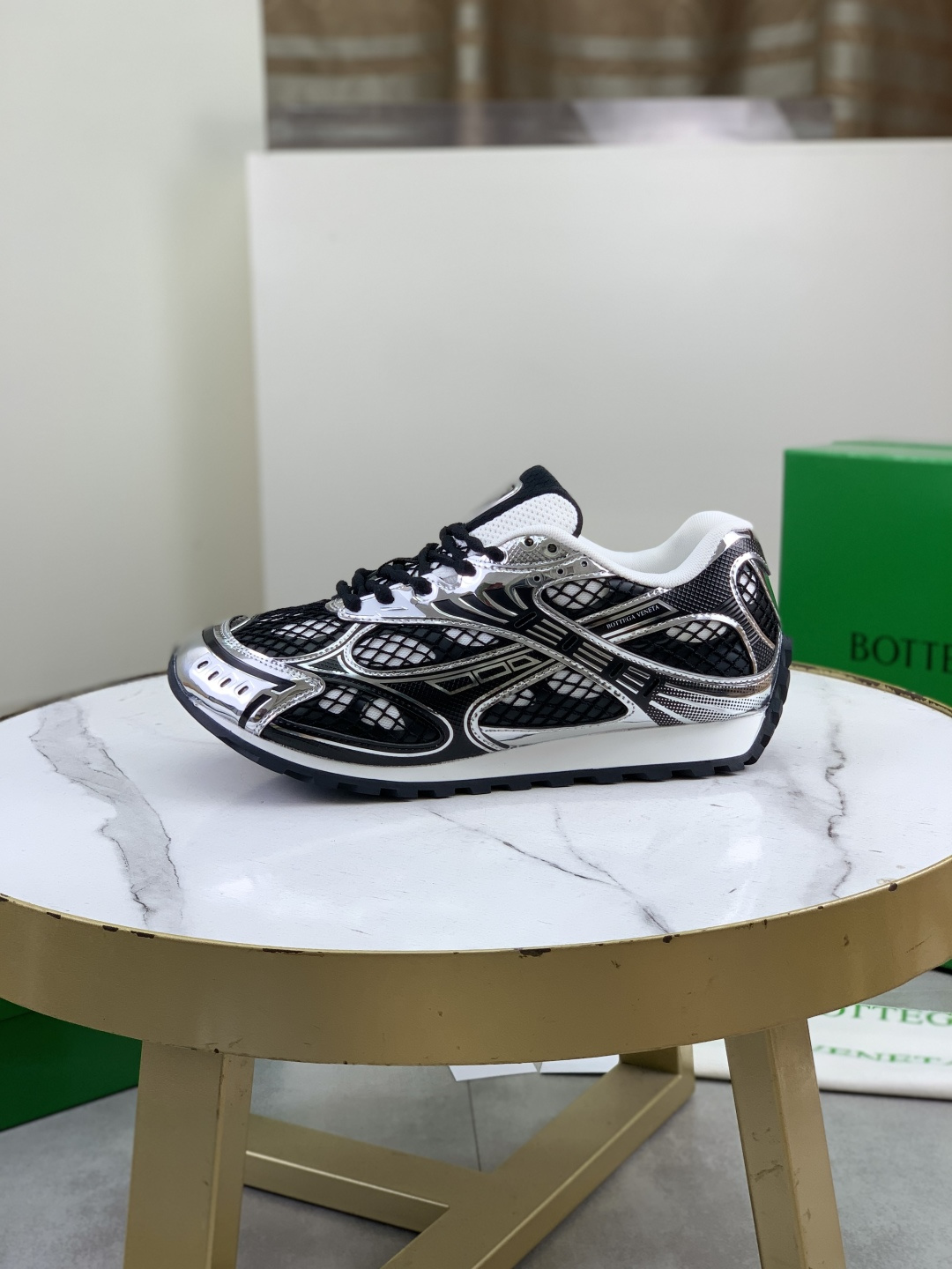 NO:888986,Real price, new color, Bottega Veneta's new Orbit sneakers for couples. This shoe is inspired by the silhouette of sports shoes in the 1990s. It is characterized by the application of mesh texture and cross-covered uppers of different materials, which is undoubtedly a tribute to the brand's famous 'intrecciato' pattern. In addition, the sole design is also more slender and elegant, and the outsole extends to the back of the heel, cleverly combining sports elements and fashion inspiration. Made of lightweight technical metal leather stitching mesh fabric, women's version  35-40 (40 customized) Men's model 39-45 (45 46 47 customized) with original packaging, Bottega Veneta, sneakers19860909实价 新色 Bottega Veneta全新Orbit 运动鞋情侣款 该鞋款灵感取材自90 年代运动鞋的鞋型轮廓,其特色在于网状纹理的应用以及交叉覆盖的异材质鞋面,无疑是向品牌著名的「intrecciato」图样致敬 此外,鞋底设计也较为纤细优雅,外底延伸至鞋跟后侧,将运动元素和时尚灵感巧妙结合 采用轻质科技金属皮革拼接网布面料 女款 35-40（40定做） 男款 39-45(45 46 47定做) 配原版包装,,bottega veneta,sneakers,Men's shoes