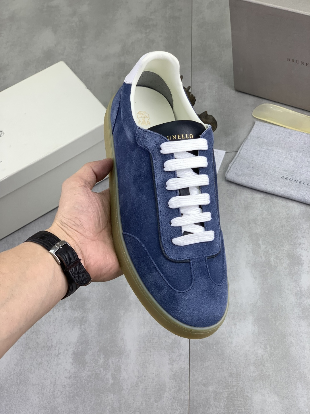 NO:897828,Real price high version BC new product Brunello Cucinell* low-top sneakers official price RMB 37, classic yarn inspires the sophistication and sporty taste of this sneaker. The original cowhide upper is extremely light and elastic, showing a tight appearance on both sides of the shoe, while the toe adopts the unique 'microhole' process of sports accessories to sublimate breathability. The elasticity of knitted fabrics can ensure that the shoes fit better and are more comfortable to wear.  Highlighting sophistication with sharp material contrasts. Cowhide midsole with cowhide foot pads, comfortable and breathable. The heel and insole are decorated with brand logos and heel strap pull-loops. Original open-molded lightweight foam rubber grip soles make the shoes comfortable and flexible to wear on the feet. Light and comfortable standard size 39-44 (38 45 custom-made) colors are available in 4 colors, brunello cucinelli, sneakers, cowhide19860909实价 高版本 BC新品 Brunello Cucinell* 低帮运动鞋 官方售价RMB 37, 经典纱线激发了这款运动鞋的精致与运动品味.原版牛皮鞋面极致轻盈且富有弹性,鞋子两侧显示出紧致外观,而鞋头则采用运动配件独特的“微孔”工艺,升华透气性能.针织品的弹性可以确保鞋子更合脚,穿着更舒适 以鲜明的材质对比彰显精致.牛皮中底牛皮垫脚加持 舒适透气 后跟与鞋垫饰有品牌logo标志、后跟织带提环 原版开模轻质发泡橡胶抓地鞋底 令鞋子穿在脚上舒适且灵活.轻便舒适款标准码数39-44（38 45定做）颜色4款颜色可选,,brunello cucinelli,sneakers,cowhide,Men's shoes