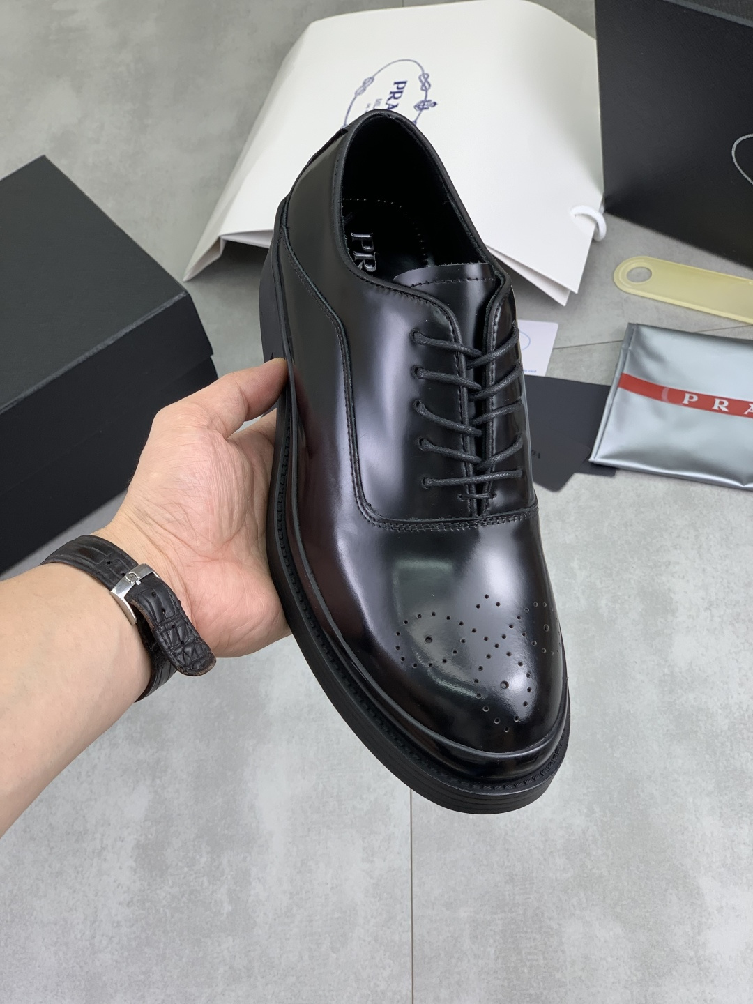 NO:897932,Real price PRADA top version Prada's new casual leather shoes. Original purchase and development. Prada men's classic series. Technological breathable fabrics with cowhide. Casual sports shoes. Casual sports dad shoes combine high-tech breathable materials with cowhide. P's exclusive button decoration on the side. The outsole is full of P italic design and bright colors to show vitality and continue the brand design inspiration. Walk lightly in the city and feel unrestrained and comfortable. Delivered in exquisite packaging. Fabric original custom calfskin with breathable material.  Lined with cowhide and lined with cowhide feet. Outsole is made of open-molded TPU foam material. Bottom thickness is 3.5CM. Size Men's 38-44 (customized at 45). Black and burgundy colors available, prada, prada, sneakers, cowhide19860909实价 PRADA 顶级版本 普拉达新款休闲皮鞋 原版购入开发 做货 普拉达家男士经典系列 科技透气面料搭配牛皮 休闲运动鞋 休闲之履运动老爹鞋结合高科技透气材质与牛皮,侧面P家专属纽扣装饰 大底满满P斜体设计和鲜艳色彩展现活力,延续品牌设计灵感.轻盈漫步都市,感受无拘舒适. 配送精美包装 面料原版定制小牛皮配透气材质 内里牛皮内里牛皮垫脚 大底开模TPU发泡材质 底厚3.5CM Size 男款38-44（45定做）黑色 酒红色颜色可选,,prada,prada,sneakers,cowhide,Men's shoes