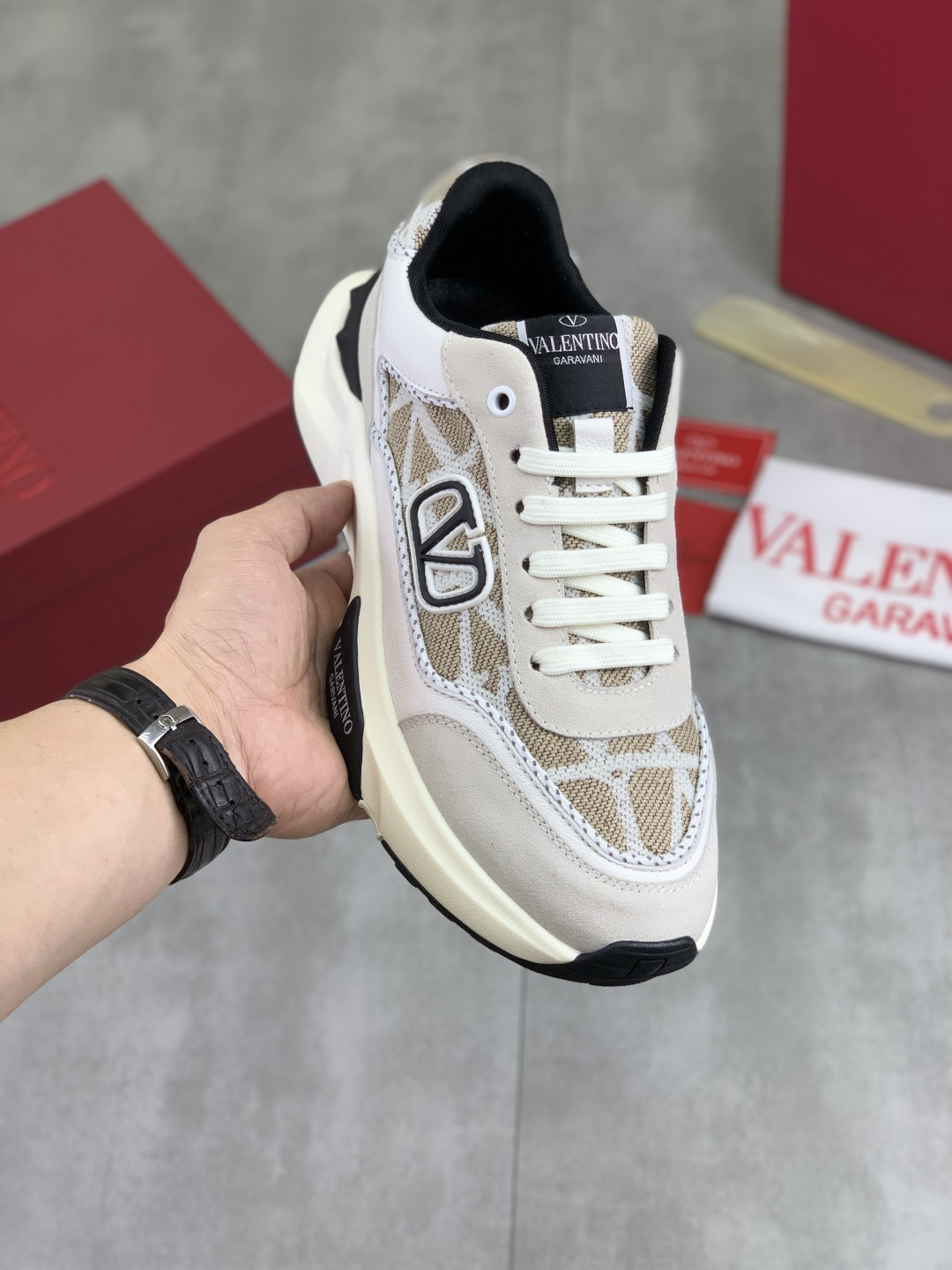 NO:897936,Real price, the latest Valentino V family new casual young fashion trend sneakers, full of vitality, no age limit, very light and comfortable on the feet, packaging, original purchase, development, production, various color combinations are eye-catching, activate the charming sunny boy, the shoe design combines coolness with daily style, full of street feeling, multiple color options!  Fabric original material splicing/first layer cowhide, imported cowhide lining/original logo sweat-absorbent and breathable foot pad, outsole TPU foam lightweight material outsole, brand injection insole, size 38-45, complete package, 3 colors to choose from, valentino, valentino, sneakers, cowhide19860909实价 最新款 Valentino华伦天奴V家新款休闲年轻时尚潮流 运动鞋 活力十足 不限年龄 上脚非常轻盈舒适 包装 原版购入开发 做货 各种色彩搭配吸睛十足 激活魅力无限的阳光少年 鞋子设计将潮酷融合日常造型 街头感十足 多色选择！ 面料原版材料拼接/头层牛皮 内里进口牛皮/原版logo吸汗透气垫脚 大底TPU发泡轻便材质大底 品牌注塑鞋垫 码数38-45 全套包装 颜色3款颜色可选,,valentino,valentino,sneakers,cowhide,Men's shoes