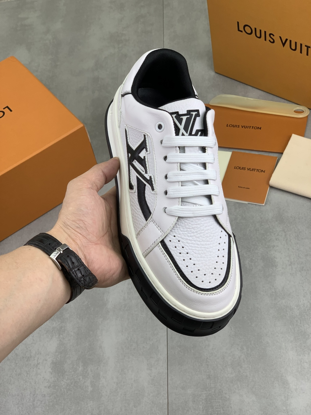 NO:897934,[Real price] [Louis Vuitton] The latest casual and fashionable men's shoes from LV official website are simple and elegant, exclusive for trendy men. Uniquely decorated with the latest brand elements from the official website, original decoration, fashionable and generous, the fabric is made of original denim, comfortable and breathable mesh lining and cowhide feet. The official website specifies wear-resistant casual outsole, the classic model is photographed in person and has 4 colors to choose from. The number is 38-45. Full package, louis vuitton, louis vuitton, cowhide19860909【实价】【路易威登】lv官网最新款休闲时尚男鞋爆款版型简洁大气,潮男专属.独有的官网最新品牌元素原版装饰,时尚又大方,面料采用原版牛仔布 舒适透气网布内里牛皮垫脚 官网指定耐磨休闲大底,经典款实物拍摄颜色4色可选码数38-45 全套包装,,louis vuitton,louis vuitton,cowhide,Men's shoes