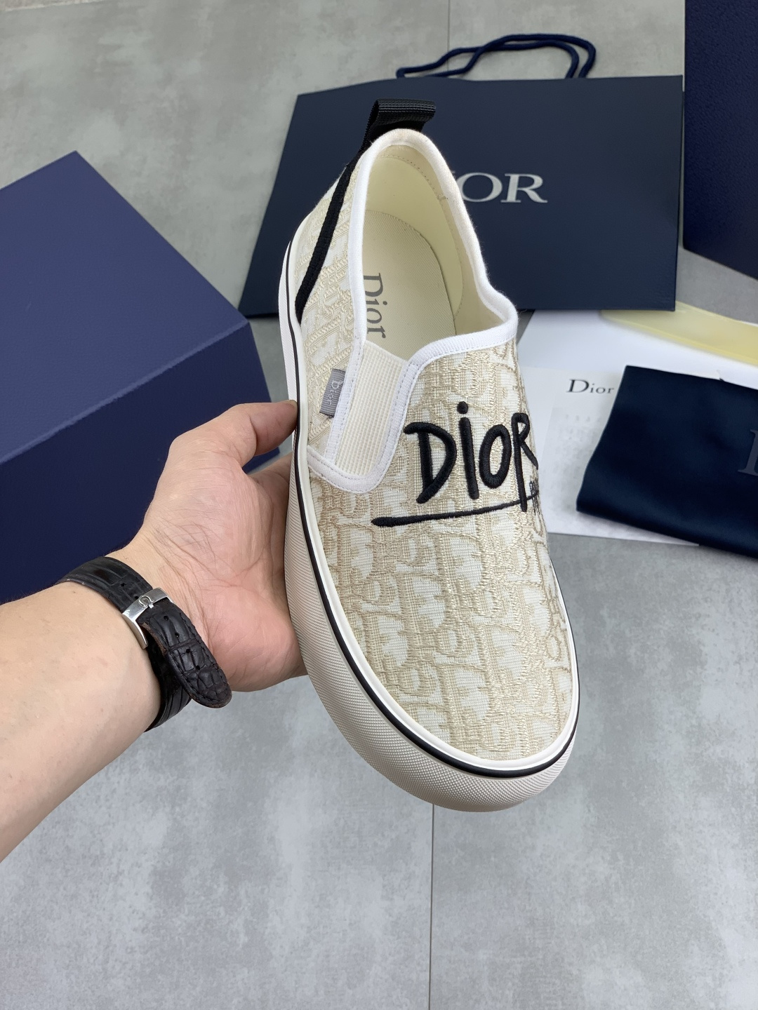 NO:897938,Actual price: Dior · Dior's new embroidered low-top canvas shoes and four-leaf clover shoes are so beautiful on the feet, every pair looks super good on the feet!  Comfortable low heels. Beautiful shoes match the most beautiful you! Selection of casual wear, full of mature feeling. Full package. Fabric: canvas. Lining: canvas. Size: 38-45. Outsole: rubber, dior, dior.19860909实价 Dior · 迪奥新款刺绣低帮帆布鞋四叶草单鞋上脚 简直太好看了,每一双上脚都超级好看！舒适小矮跟 漂亮的鞋子才配最美的你 !休闲穿搭精选,成熟感拉满 全套包装 面料:帆布 内里:帆布 码数:38-45 大底:橡胶,,dior,dior,Men's shoes