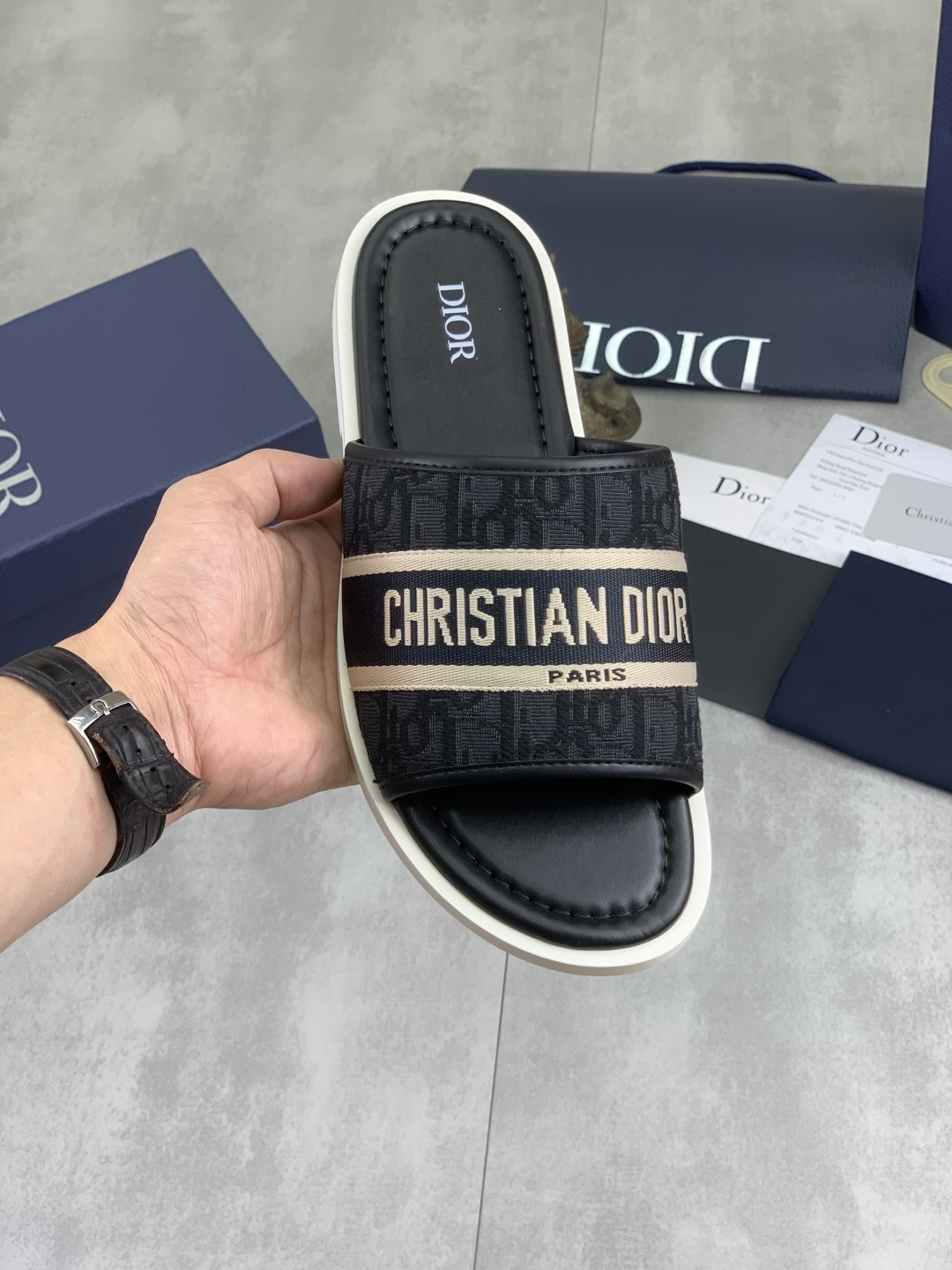 NO:898483,Real-price, high-quality Dior men's casual half-slippers - This sports upper is made of soft cowhide fabric, embossed with a plaid pattern, and matched with an embossed high-end sole. It is embellished with the brand logo and has an adjustable L-shaped buckle strap for a full sense of relaxation. Size 38-45, complete package, 3 colors available, dior, dior, sneakers, slippers, cowhide19860909实价 高品质 Dior 迪奥男士休闲半拖鞋 -此款运动鞋面采用柔软牛皮面料,融入格纹图案压花,搭配压纹高端鞋底,其上点缀品牌标识,设有可调试L字型扣环束带,松弛感拉满满. 码数38-45全套包装 颜色3色可选,,dior,dior,sneakers,slippers,cowhide,Men's shoes