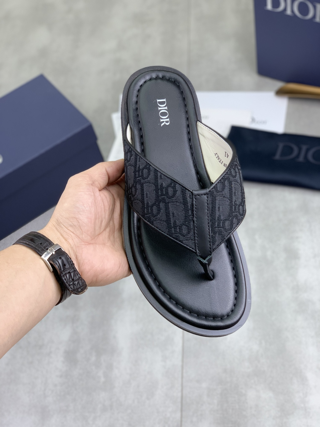 NO:898473,Real-price high-quality Dior men's casual half-slippers - This sports upper is made of soft cowhide fabric, embossed with a plaid pattern, and matched with an embossed high-end sole. It is embellished with the brand logo and has an adjustable L-shaped buckle strap for a full sense of relaxation. Size 38-45, complete package, 2 colors available, dior, dior, sneakers, slippers, cowhide19860909实价 高品质 Dior 迪奥男士休闲半拖鞋 -此款运动鞋面采用柔软牛皮面料,融入格纹图案压花,搭配压纹高端鞋底,其上点缀品牌标识,设有可调试L字型扣环束带,松弛感拉满满. 码数38-45全套包装 颜色2色可选,,dior,dior,sneakers,slippers,cowhide,Men's shoes