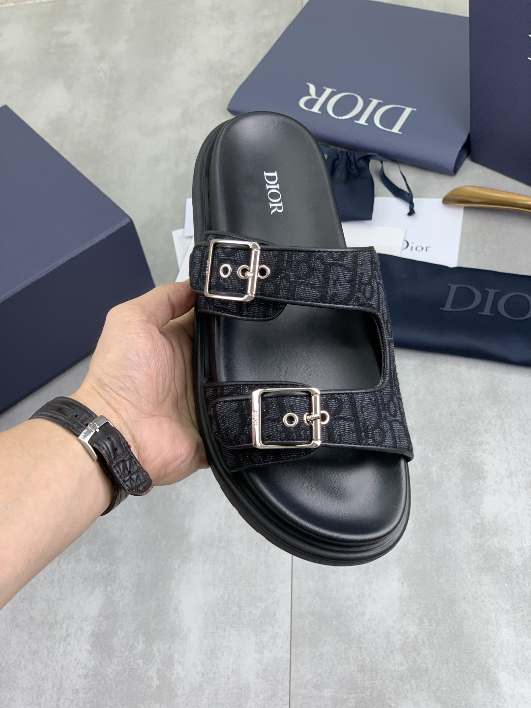 NO:898464,Real price high-quality Dior men's casual half slippers - This sports upper is made of soft cowhide fabric, embossed with a plaid pattern, and matched with an embossed high-end sole. It is embellished with the brand logo and has an adjustable L-shaped buckle strap for a full sense of relaxation. Size 38-46 Full set of packaging Available in 2 colors, dior, dior, sneakers, slippers, cowhide19860909实价 高品质 Dior 迪奥男士休闲半拖鞋 -此款运动鞋面采用柔软牛皮面料,融入格纹图案压花,搭配压纹高端鞋底,其上点缀品牌标识,设有可调试L字型扣环束带,松弛感拉满满. 码数38-46 全套包装 颜色2色可选,,dior,dior,sneakers,slippers,cowhide,Men's shoes