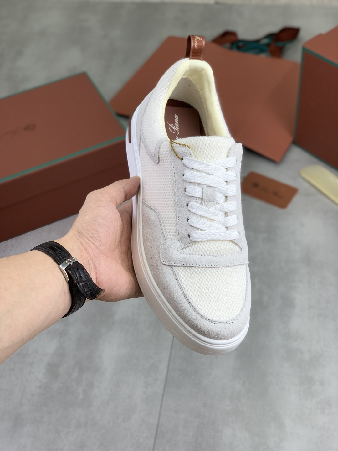 NO:898509,Real price and high quality. The latest casual shoes Loro Piana. Top-grade purchase original copy. Founded the existing Loro Piana company on August 24, 2019. The family business is now in its sixth generation. It provides high-quality products to customers who are discerning about taste and quality. Imported original fly woven with cowhide fabric, lining made of plain calfskin. Hand-stitched thread with cowhide feet. Original packaging. High-end outsole. Size 38-45. 5 colors available.  full package,,loro piana,cowhide19860909实价高品质 最新款休闲鞋Loro Piana 顶级级购买原版复制 于194月24日一手创立现有的Loro Piana公司.家族经营至今已是第六代,为讲求品味及对质量有要求的顾客提供上等的优质商品 进口原版飞织配牛皮面料 ,内里平纹小牛皮制成 手工缝制线配牛皮垫脚 原版包装 高端大底 码数38-45 5款颜色可选 全套包装,,loro piana,cowhide,Men's shoes