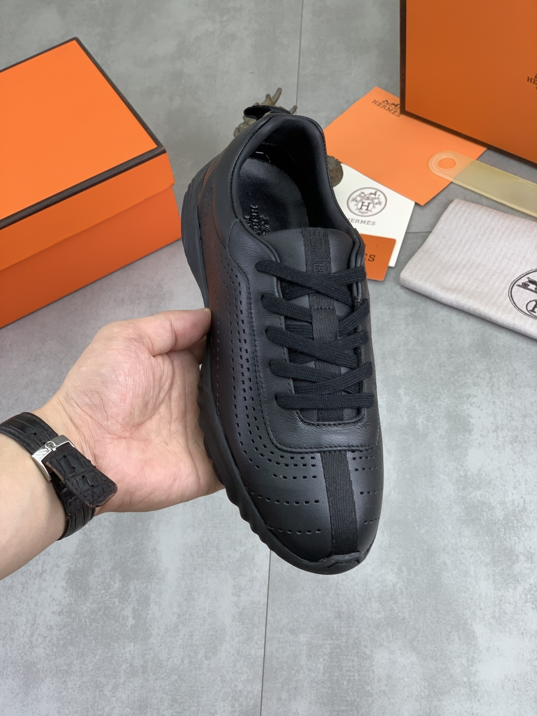 NO:929824,Real price, top version, original order Hermes men's Drift Sneaker summer new casual sports shoes, original purchase, development, production, H family men's classic series, technical breathable fabrics with cowhide, casual sports shoes, casual sports dad shoes, combined with high-tech breathable materials and cowhide, H family exclusive button decoration on the side. The outsole is full of H italic design and bright colors to show vitality and continue the brand design inspiration. Walking lightly in the city, feel unrestrained and comfortable. Delivered with exquisite packaging  Original fabric, customized breathable material + first layer of cowhide, cowhide lining for feet, outsole molded and evacuated, PU+TPU material, Size 35-45 (female 41, male 46 custom-made), multiple colors available, premium packaging, hermes, hermes, sneakers, cowhide19860909实价 顶级版本 原单 Hermes爱马仕男款 Drift Sneaker 夏季新款休闲运动鞋 原版购入开发 做货 H家男士经典系列 科技透气面料搭配牛皮 休闲运动鞋 休闲之履运动老爹鞋结合高科技透气材质与牛皮,侧面H家专属纽扣装饰 大底满满H斜体设计和鲜艳色彩展现活力,延续品牌设计灵感.轻盈漫步都市,感受无拘舒适. 配送精美包装 面料原版定制透气材质+头层牛皮 内里牛皮垫脚 大底开模抽空PU+TPU材质 Size 35-45（女41 男46定做） 多款颜色可选 精品包装,,hermes,hermes,sneakers,cowhide,Men's shoes