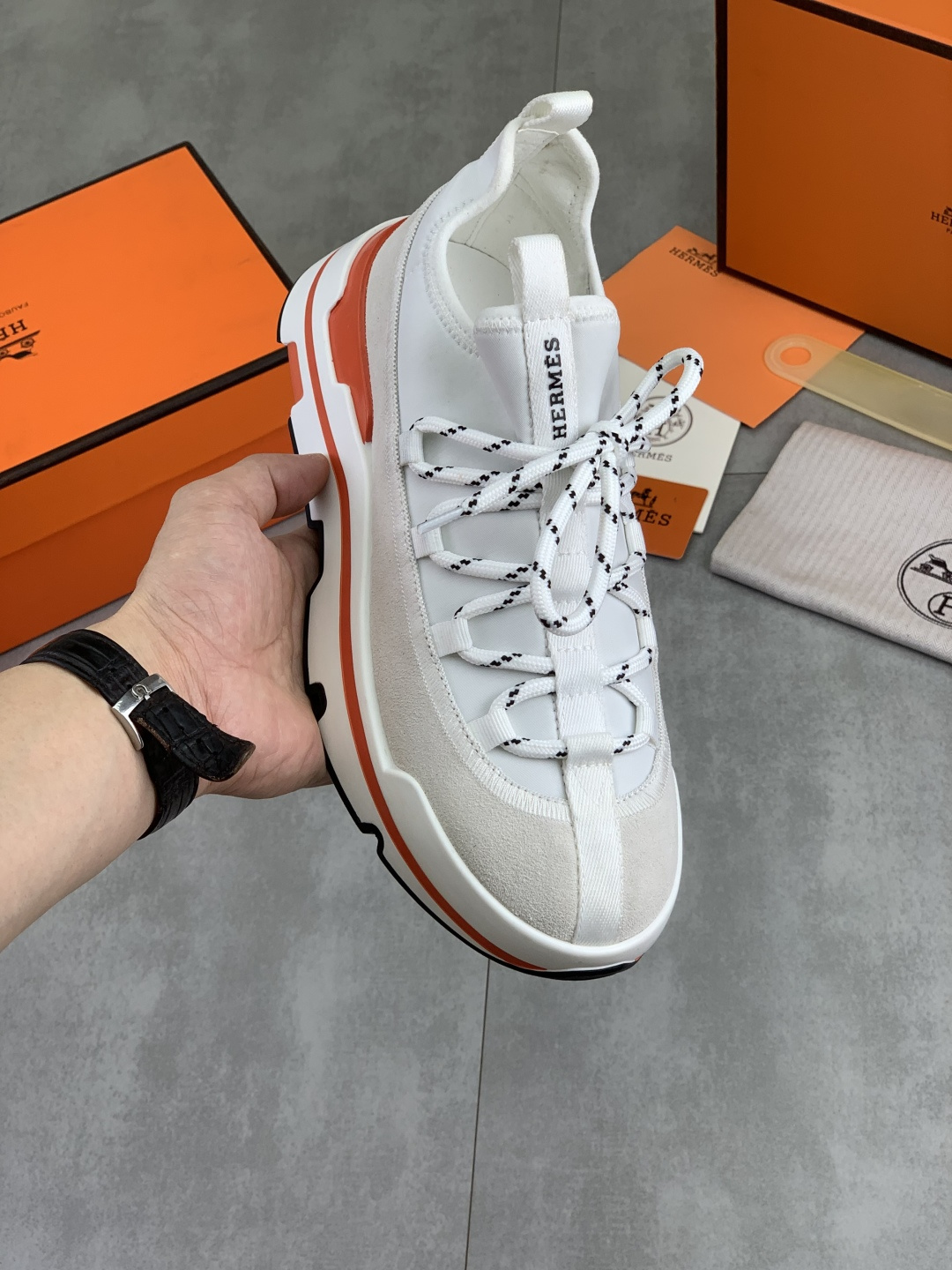 NO:929812,Real price, top version, original order Hermes men's Drift Sneaker summer new casual sports shoes, original purchase, development, production, H family men's classic series, technical breathable fabrics with cowhide, casual sports shoes, casual sports dad shoes, combined with high-tech breathable materials and cowhide, H family exclusive button decoration on the side. The outsole is full of H italic design and bright colors to show vitality and continue the brand design inspiration. Walking lightly in the city, feel unrestrained and comfortable. Delivered with exquisite packaging  Original fabric, customized breathable material + first-layer cowhide, inner cowhide feet, outsole molded and evacuated, PU+TPU material, Size 39-45 (customized for 46), multiple colors available, exquisite packaging, hermes, hermes, sneakers, cowhide19860909实价 顶级版本 原单 Hermes爱马仕男款 Drift Sneaker 夏季新款休闲运动鞋 原版购入开发 做货 H家男士经典系列 科技透气面料搭配牛皮 休闲运动鞋 休闲之履运动老爹鞋结合高科技透气材质与牛皮,侧面H家专属纽扣装饰 大底满满H斜体设计和鲜艳色彩展现活力,延续品牌设计灵感.轻盈漫步都市,感受无拘舒适. 配送精美包装 面料原版定制透气材质+头层牛皮 内里牛皮垫脚 大底开模抽空PU+TPU材质 Size 39-45（46定做） 多款颜色可选 精品包装,,hermes,hermes,sneakers,cowhide,Men's shoes