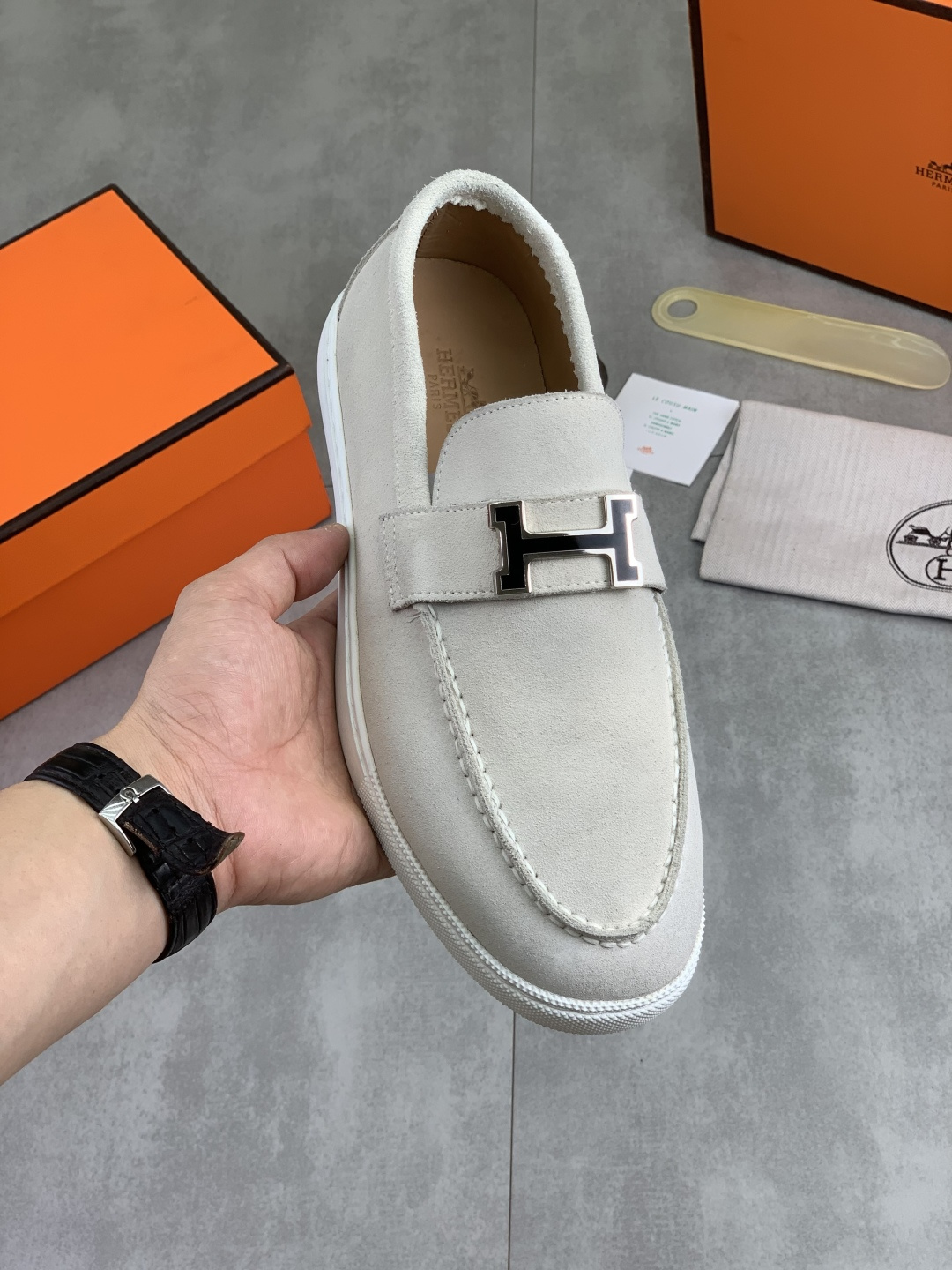 NO:930243,[Real price] Water-dyed cow leather [Hermès] Hermès men’s latest casual business leather shoes!  Listed simultaneously!  The fabric is made of specially imported original calfskin, and the lining is made of imported water-dyed cowhide. It is absolutely luxurious and leads the fashion trend. Available in 5 colors with sizes 38-46, hermes, cowhide19860909【实价】水染牛里【爱马仕】爱马仕 男士最新款休闲商务皮鞋！同步上市！面料采用专用进口原版小牛皮,内里采用进口水染牛皮,绝对的奢华打造,引领时尚潮流.配码38-46 5色可选,,hermes,cowhide,Men's shoes