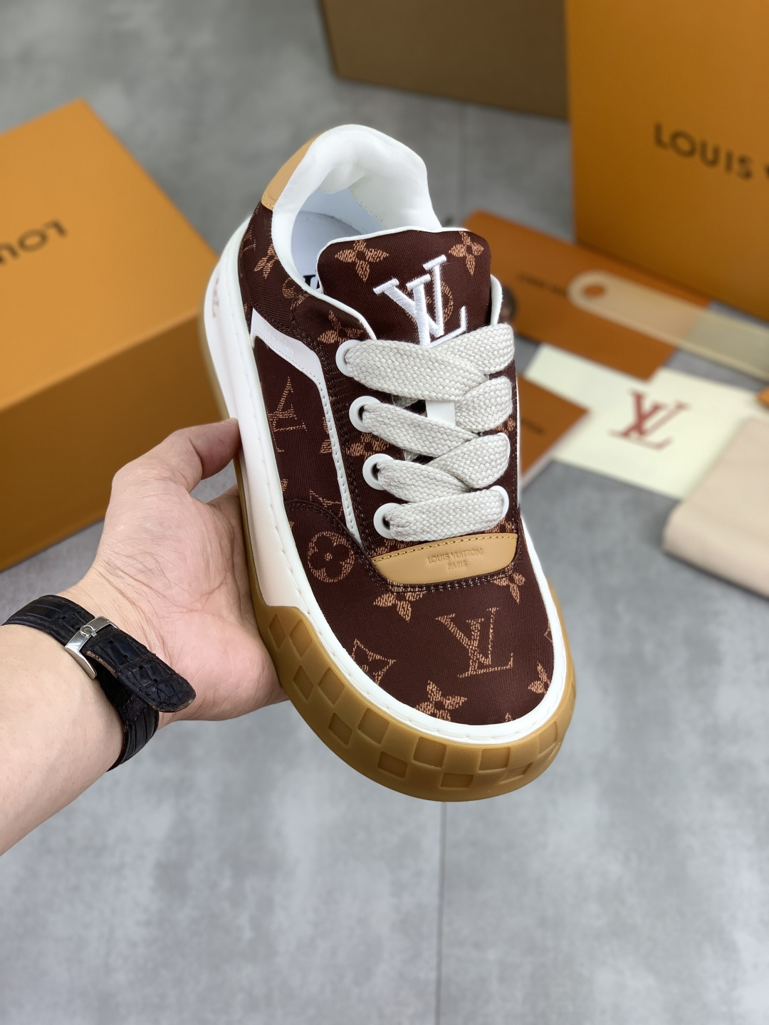 NO:930532,Actual price L's Couple model (new foam outsole) top purchasing agent Lu Street popular model with original factory configuration, original cowhide fabric imported from Italy, high-quality splicing technology, imported cowhide lining is soft and comfortable, a must-have for trendy men, soles are specially provided by the original factory and the original foam sole is super comfortable, original factory follow-up goods, high quality, can be entered and exited at will, welcome to compare, complete package with airplane box, code number female 36-39, male 39-45, Louis  vuitton,cowhide19860909实价 L家 情侣款（新款发泡大底）顶级代购 路 炸街男神人气爆款新款原厂配置,意大利进口原版牛皮面料,高品质拼接工艺,进口牛皮内里柔软舒适,潮男必备,鞋底原厂特供原版发泡底超级舒适,原厂跟单货,高品质,可随意进出,欢迎对比,全套包装配飞机盒 码数女36-39 男39-45,,louis vuitton,cowhide,Men's shoes