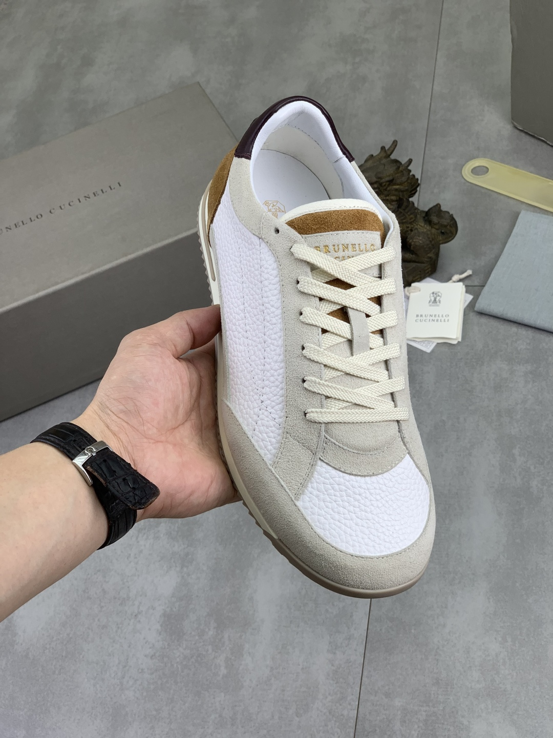 NO:930523,Real price high version BC new product Brunello Cucinell* low-top sneakers official price RMB 37, classic yarn inspires the sophistication and sporty taste of this sneaker. The original cowhide upper is extremely light and elastic, showing a tight appearance on both sides of the shoe, while the toe adopts the unique 'microhole' process of sports accessories to sublimate breathability. The elasticity of knitted fabrics can ensure that the shoes fit better and are more comfortable to wear.  Highlighting sophistication with sharp material contrasts. Cowhide midsole with cowhide foot pads, comfortable and breathable. The heel and insole are decorated with brand logos and heel strap pull-loops. Original open-molded lightweight foam rubber grip soles make the shoes comfortable and flexible to wear on the feet. Light and comfortable standard size 39-44 (38 45 custom-made) colors are available in 5 colors, brunello cucinelli, sneakers, cowhide19860909实价 高版本 BC新品 Brunello Cucinell* 低帮运动鞋 官方售价RMB 37, 经典纱线激发了这款运动鞋的精致与运动品味.原版牛皮鞋面极致轻盈且富有弹性,鞋子两侧显示出紧致外观,而鞋头则采用运动配件独特的“微孔”工艺,升华透气性能.针织品的弹性可以确保鞋子更合脚,穿着更舒适 以鲜明的材质对比彰显精致.牛皮中底牛皮垫脚加持 舒适透气 后跟与鞋垫饰有品牌logo标志、后跟织带提环 原版开模轻质发泡橡胶抓地鞋底 令鞋子穿在脚上舒适且灵活.轻便舒适款标准码数39-44（38 45定做）颜色5款颜色可选,,brunello cucinelli,sneakers,cowhide,Men's shoes
