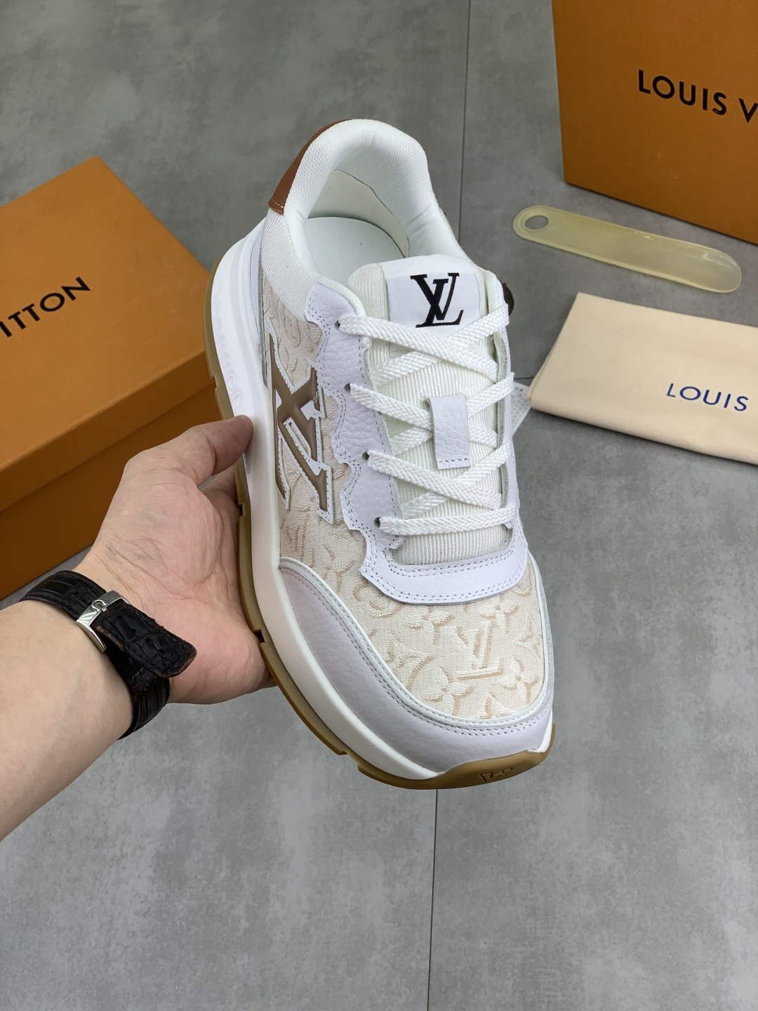 NO:930948,[Real price] [Louis Vuitton] The latest casual and fashionable men's shoes from LV official website are simple and elegant, exclusive for trendy men. Uniquely decorated with the latest brand elements from the official website, original decoration, fashionable and generous, the fabric is made of original calfskin, comfortable and breathable mesh lining, pigskin lining. The official website specifies wear-resistant casual outsole, classic model, actual shooting color, 3 colors, optional code number 38-44 (45 46 customized),, louis vuitton, louis vuitton, cowhide19860909【实价】【路易威登】LV 官网最新款休闲时尚男鞋爆款版型简洁大气,潮男专属.独有的官网最新品牌元素原版装饰,时尚又大方,面料采用原版小牛皮 舒适透气网布内里猪皮内里 官网指定耐磨休闲大底,经典款实物拍摄颜色3色可选码数38-44（45 46定制）,,louis vuitton,louis vuitton,cowhide,Men's shoes