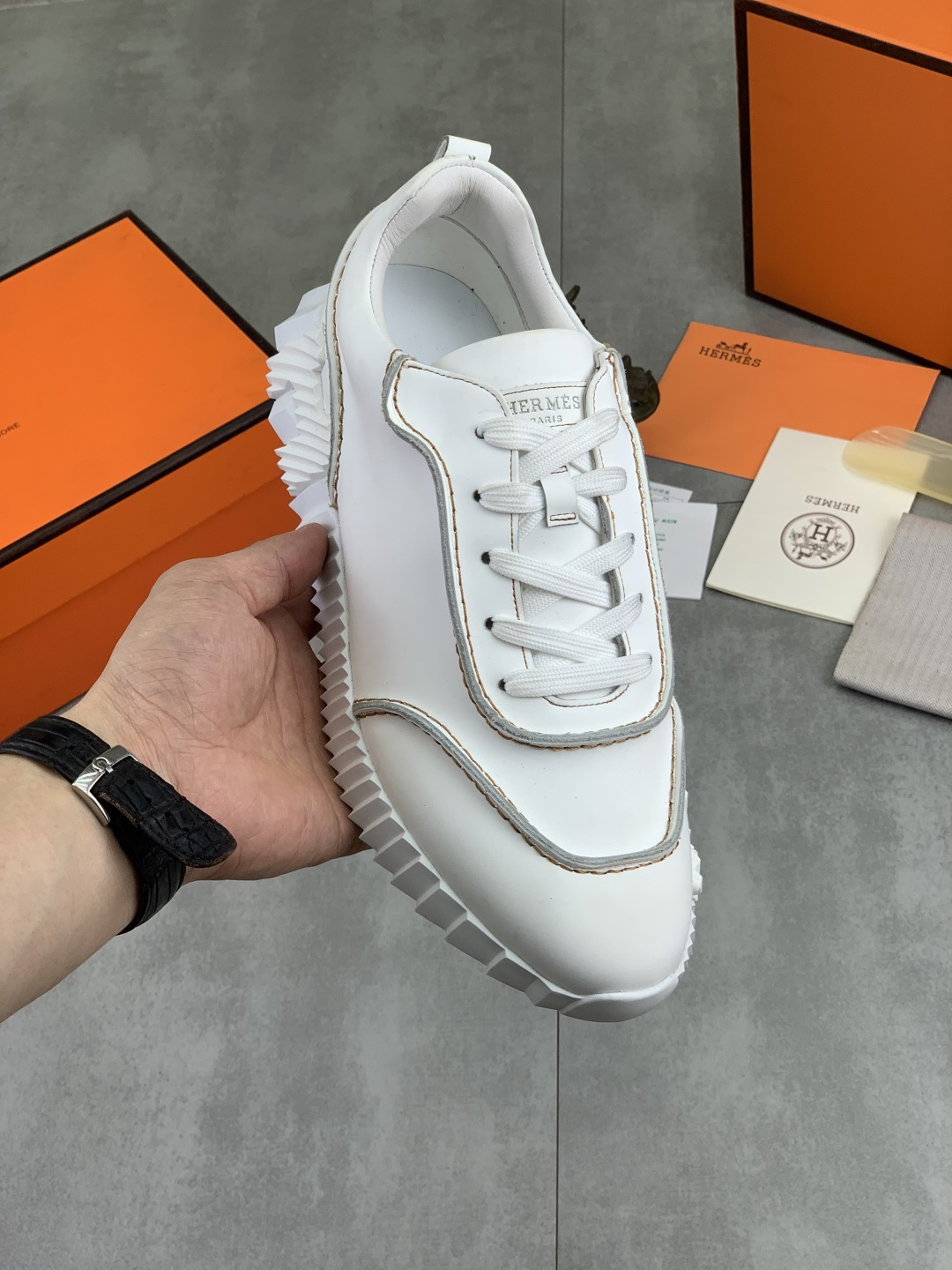 NO:930959,Actual price Top version Original order Hermes Drift Sneaker autumn new casual sports shoes for couples Original purchase development and production H family men's classic series technical breathable fabrics with cowhide casual sports shoes Casual sports dad shoes combine high-tech breathable materials and cowhide, H family exclusive button decoration on the side The outsole is full of H italic design and bright colors show vitality and continue the brand design inspiration. Walking lightly in the city, feel unrestrained and comfortable. Delivered with exquisite packaging  Original fabric, custom-made breathable material + first-layer cowhide, inner cowhide feet, outsole molded and evacuated, PU+TPU material, Size, men and women 36-45, 5 colors available, exquisite packaging, hermes, hermes, sneakers, cowhide19860909实价 顶级版本 原单 Hermes爱马仕情侣款 Drift Sneaker 秋季新款休闲运动鞋 原版购入开发 做货 H家男士经典系列 科技透气面料搭配牛皮 休闲运动鞋 休闲之履运动老爹鞋结合高科技透气材质与牛皮,侧面H家专属纽扣装饰 大底满满H斜体设计和鲜艳色彩展现活力,延续品牌设计灵感.轻盈漫步都市,感受无拘舒适. 配送精美包装 面料原版定制透气材质+头层牛皮 内里牛皮垫脚 大底开模抽空PU+TPU材质 Size 男女36-45 5款颜色可选 精品包装,,hermes,hermes,sneakers,cowhide,Men's shoes