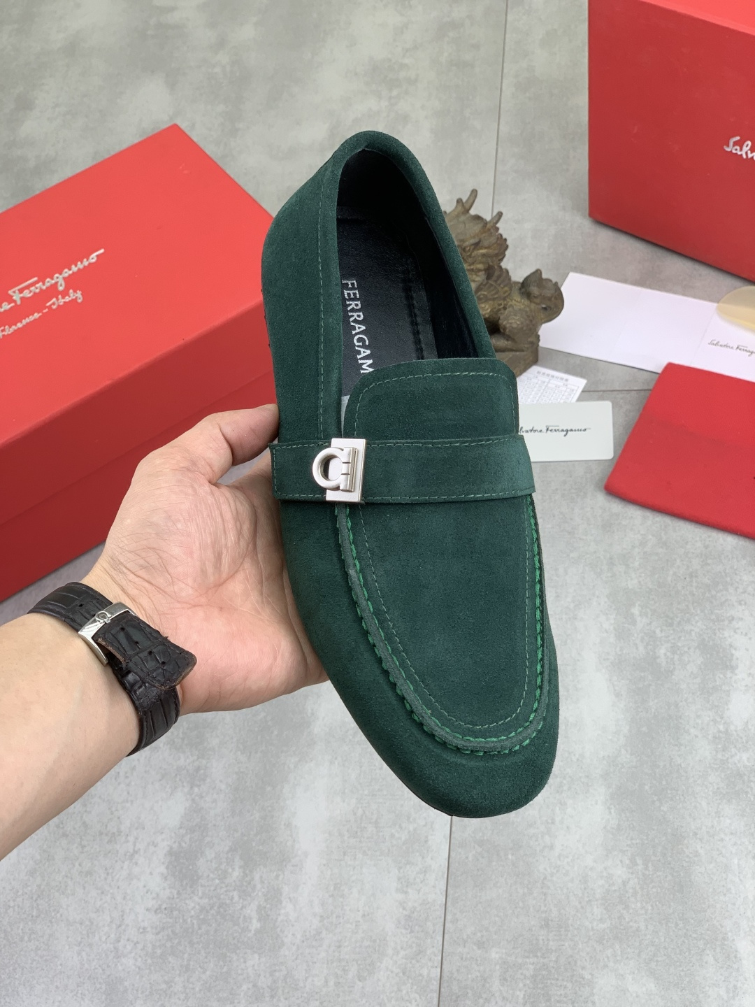 NO:953443,[Real price] Water-dyed cow leather [Salvatore Ferragamo] Ferragamo’s latest casual business leather shoes for men!  Listed simultaneously!  The fabric is made of specially imported original calfskin, and the lining is made of imported water-dyed cowhide. The original combination outsole is absolutely luxurious and leads the fashion trend. Sizes 39-44 (45 customized) are available in 5 colors, louis vuitton, ferragamo, ferragamo, cowhide19860909【实价】水染牛里【Salvatore Ferragamo】菲拉格慕 男士最新款休闲商务皮鞋！同步上市！面料采用专用进口原版小牛皮,内里采用进口水染牛皮,原版组合大底 绝对的奢华打造,引领时尚潮流.配码39-44（45 定做）5色可选,,louis vuitton,ferragamo,ferragamo,cowhide,Men's shoes