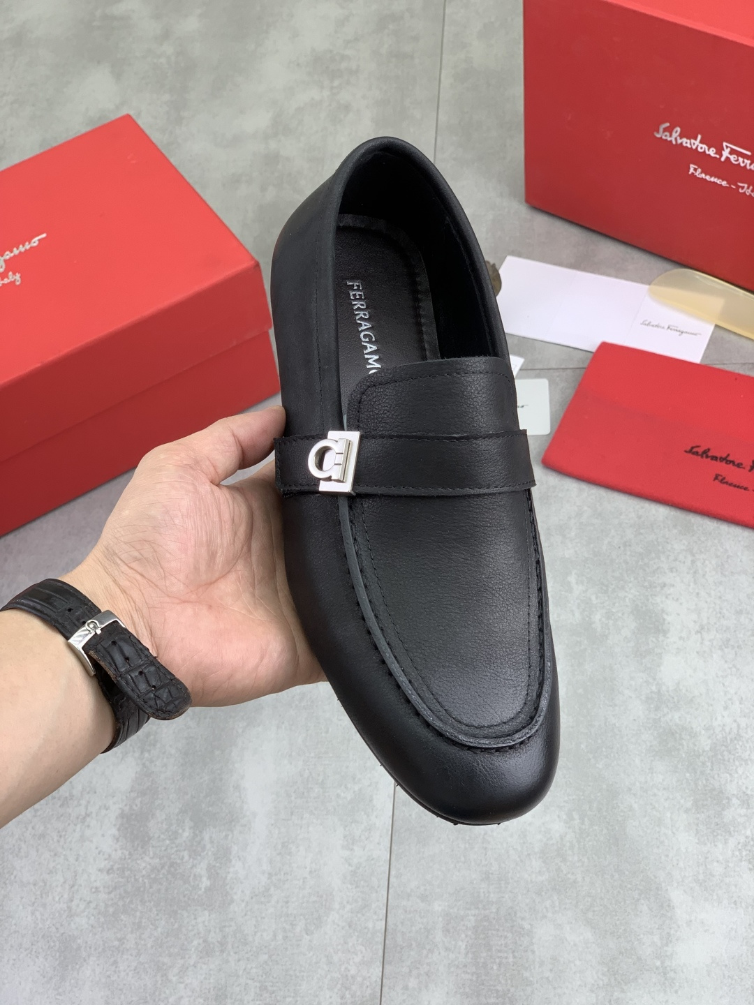 NO:931665,[Real price] Water-dyed cow leather [Salvatore Ferragamo] Ferragamo’s latest casual business leather shoes for men!  Listed simultaneously!  The fabric is made of specially imported original calfskin, and the lining is made of imported water-dyed cowhide. The original combination outsole is absolutely luxurious and leads the fashion trend. Sizes 39-44 (45 customized) are available in 5 colors, louis vuitton, ferragamo, ferragamo, cowhide19860909【实价】水染牛里【Salvatore Ferragamo】菲拉格慕 男士最新款休闲商务皮鞋！同步上市！面料采用专用进口原版小牛皮,内里采用进口水染牛皮,原版组合大底 绝对的奢华打造,引领时尚潮流.配码39-44（45 定做）5色可选,,louis vuitton,ferragamo,ferragamo,cowhide,Men's shoes